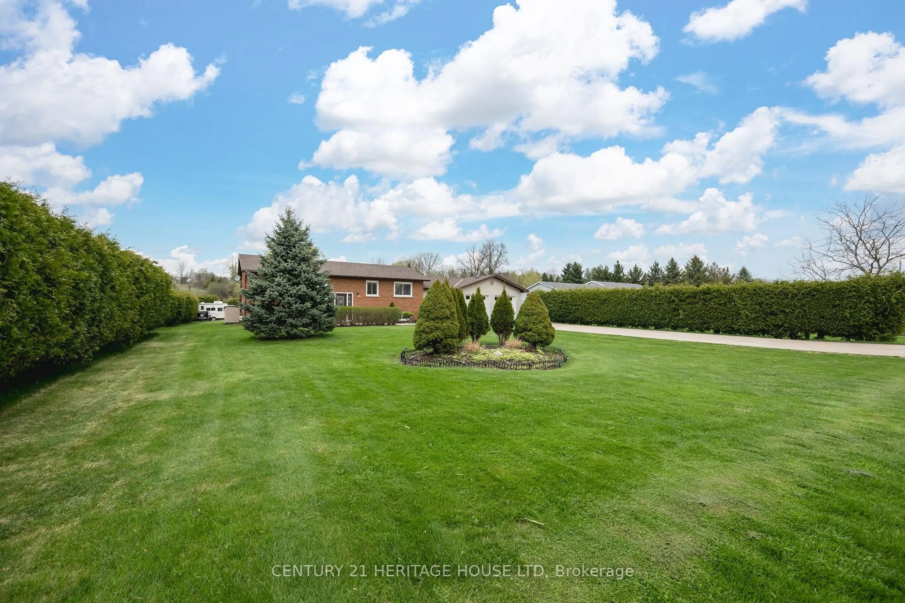 A pic from outside/outdoor area/front of a property/back of a property/a pic from drone, unknown for 2720 Catherine St, Thames Centre Ontario N0L 1G4