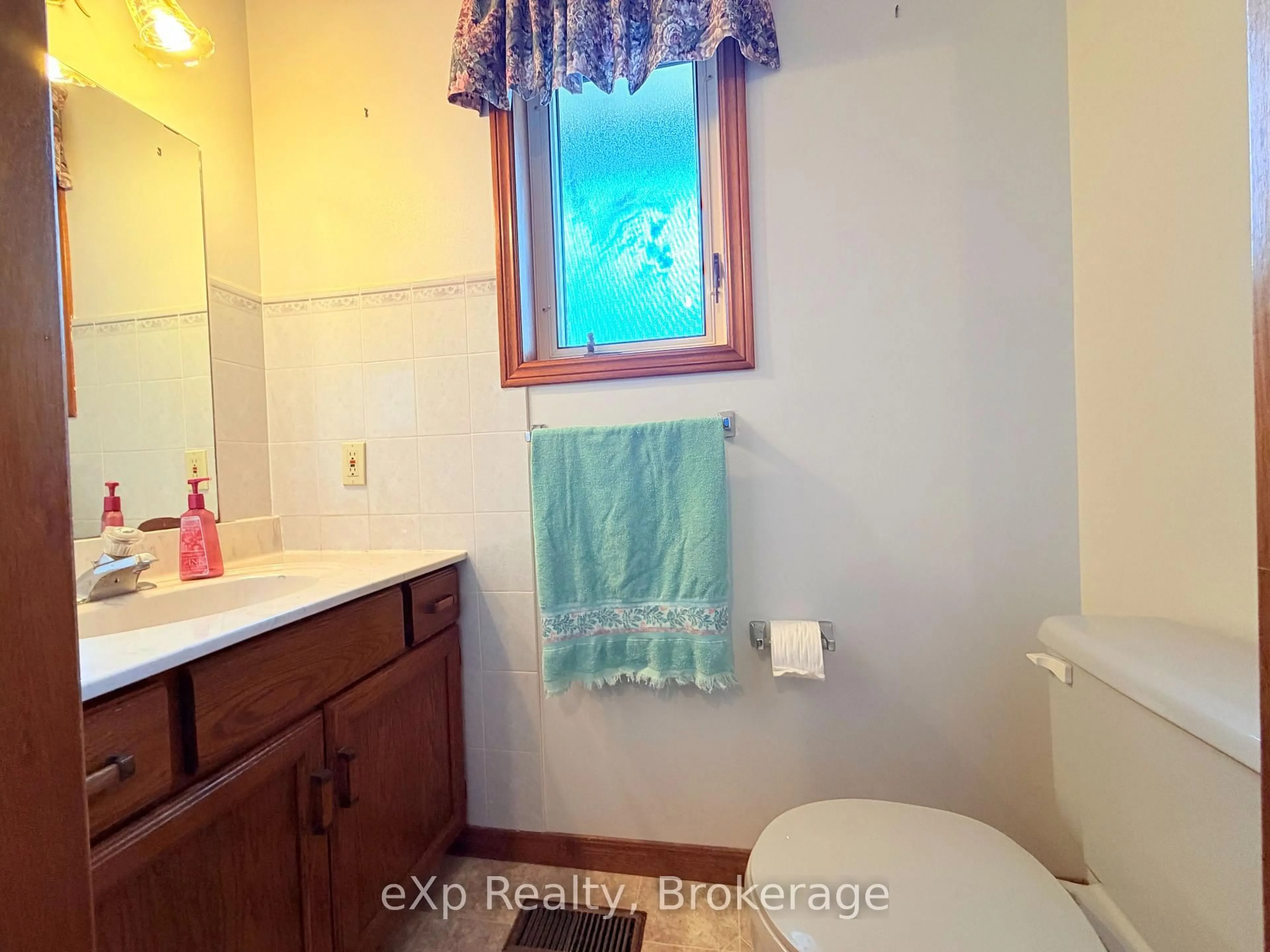 Standard bathroom, ceramic/tile floor for 142168 Grey 9 Rd, West Grey Ontario N0G 1C0