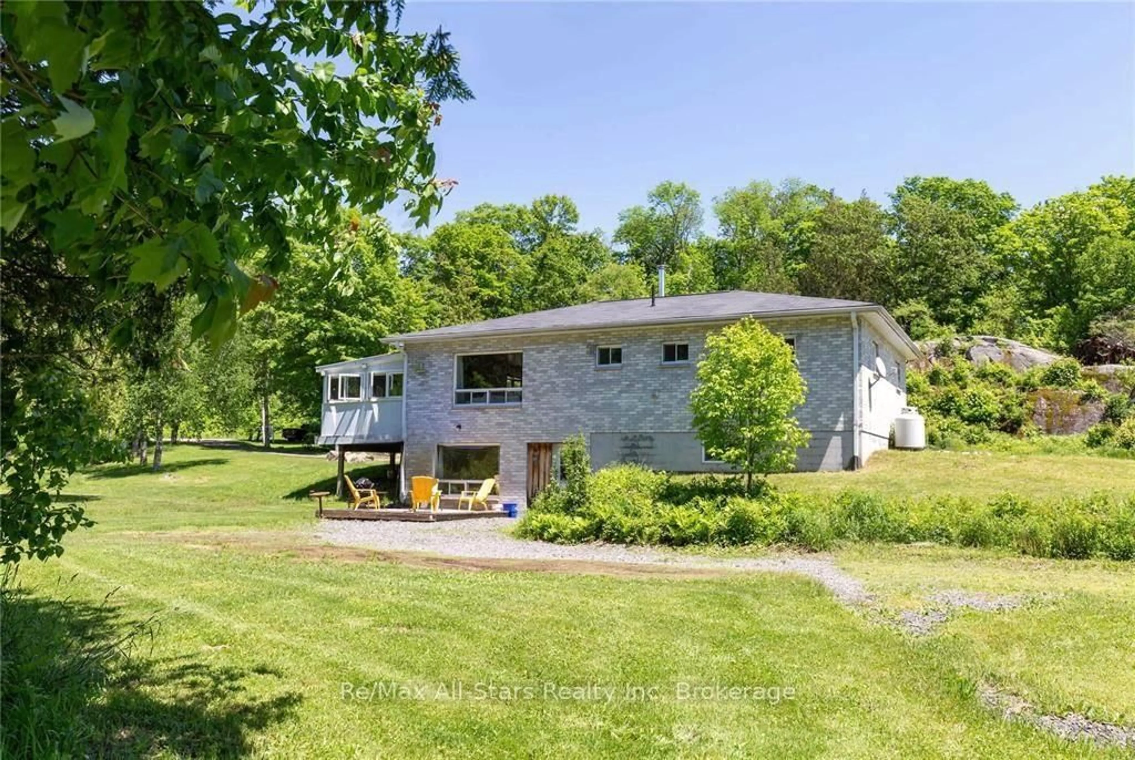A pic from outside/outdoor area/front of a property/back of a property/a pic from drone, water/lake/river/ocean view for 410 Etwell Rd, Huntsville Ontario P1H 2J2