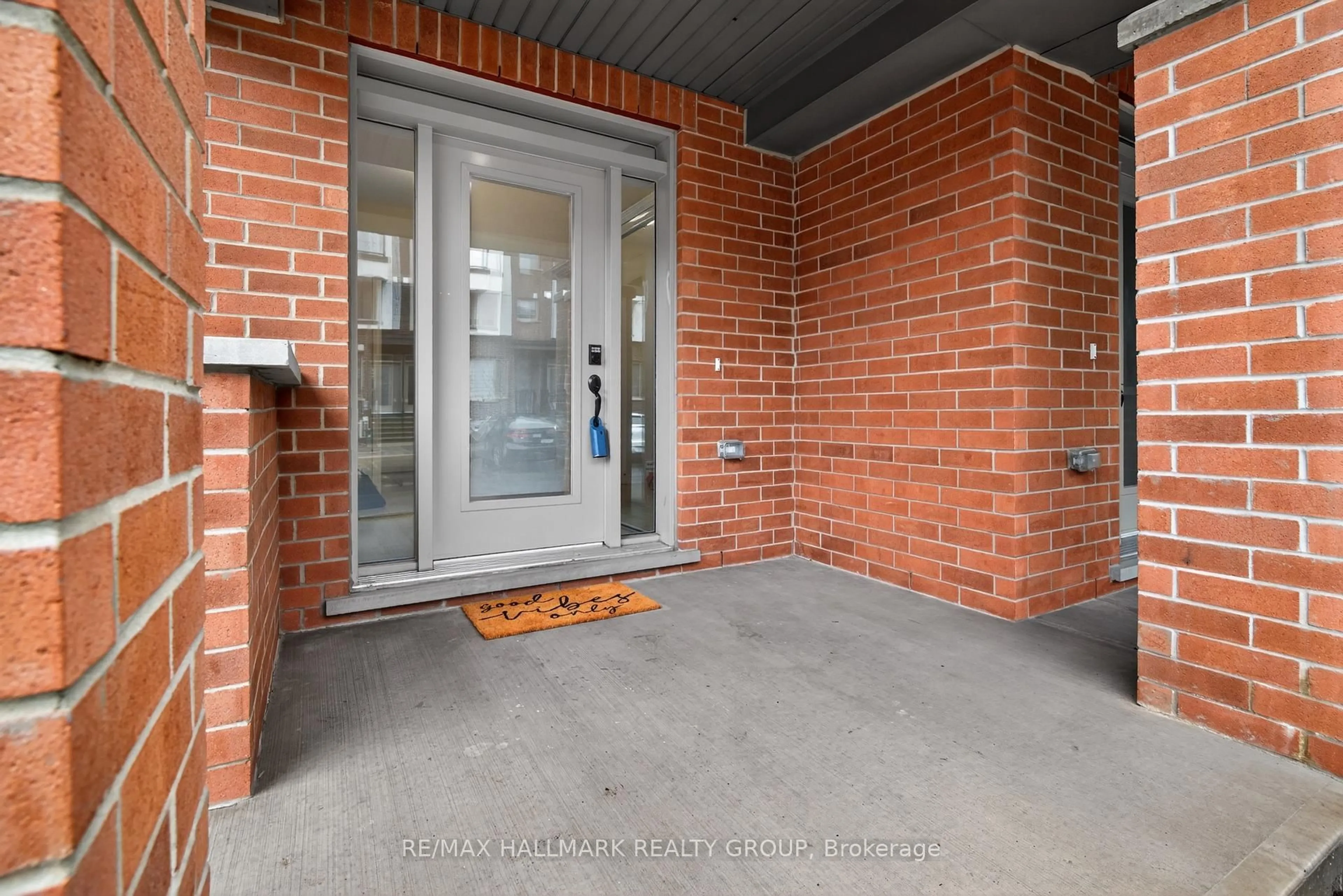 Indoor foyer for 805 Kiniw Private, Ottawa Ontario K1K 4Z4