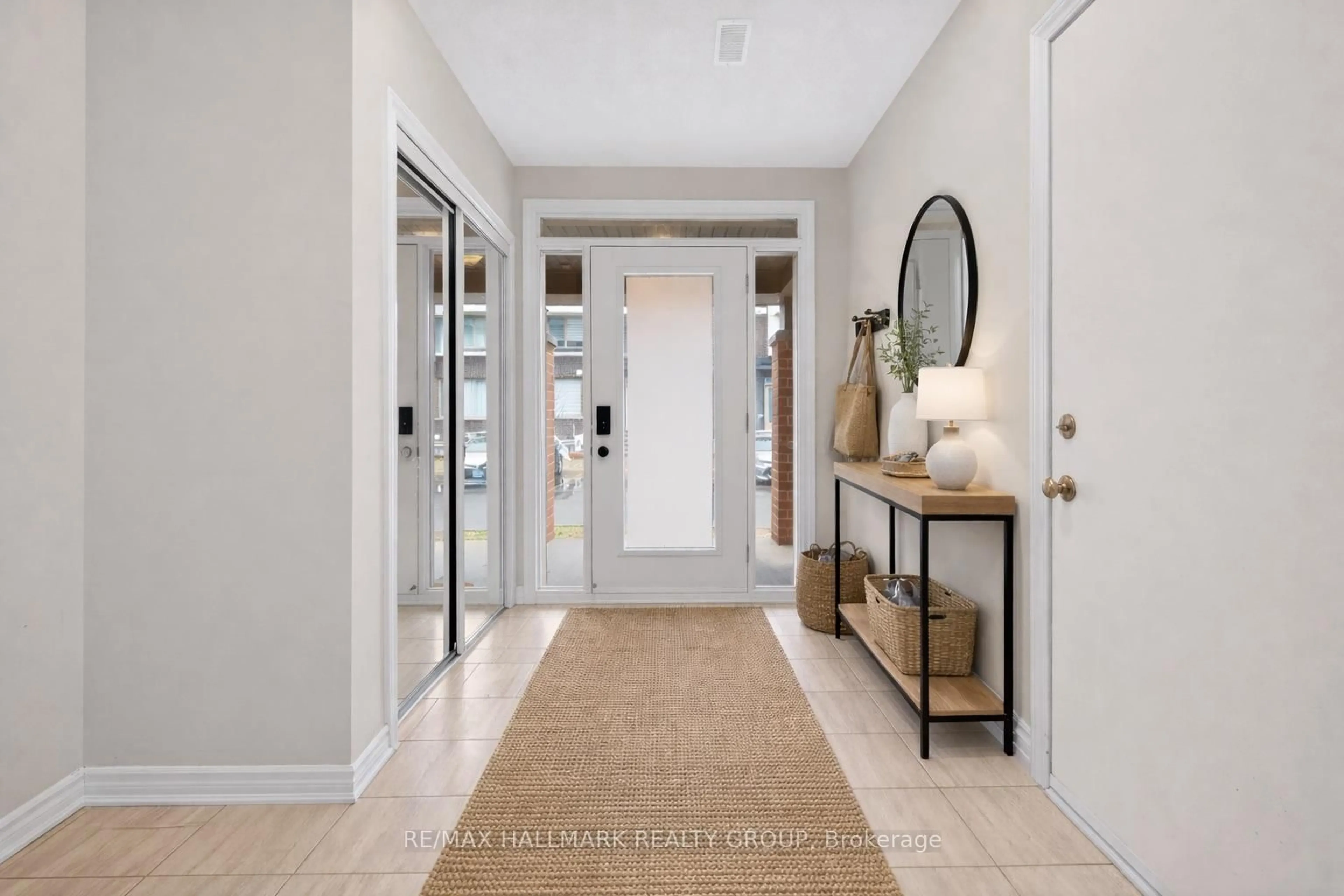 Indoor entryway for 805 Kiniw Private, Ottawa Ontario K1K 4Z4