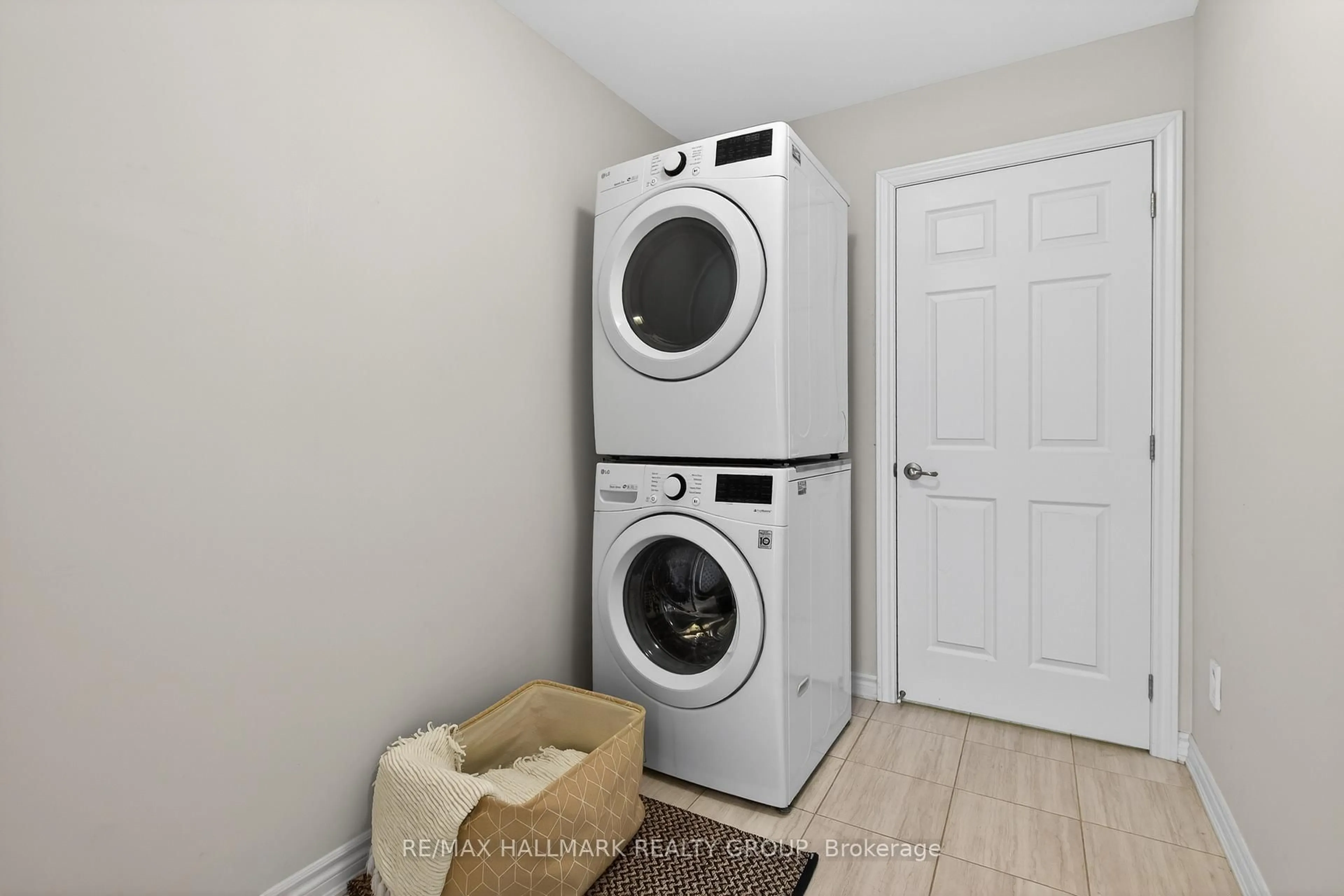 Laundry room for 805 Kiniw Private, Ottawa Ontario K1K 4Z4
