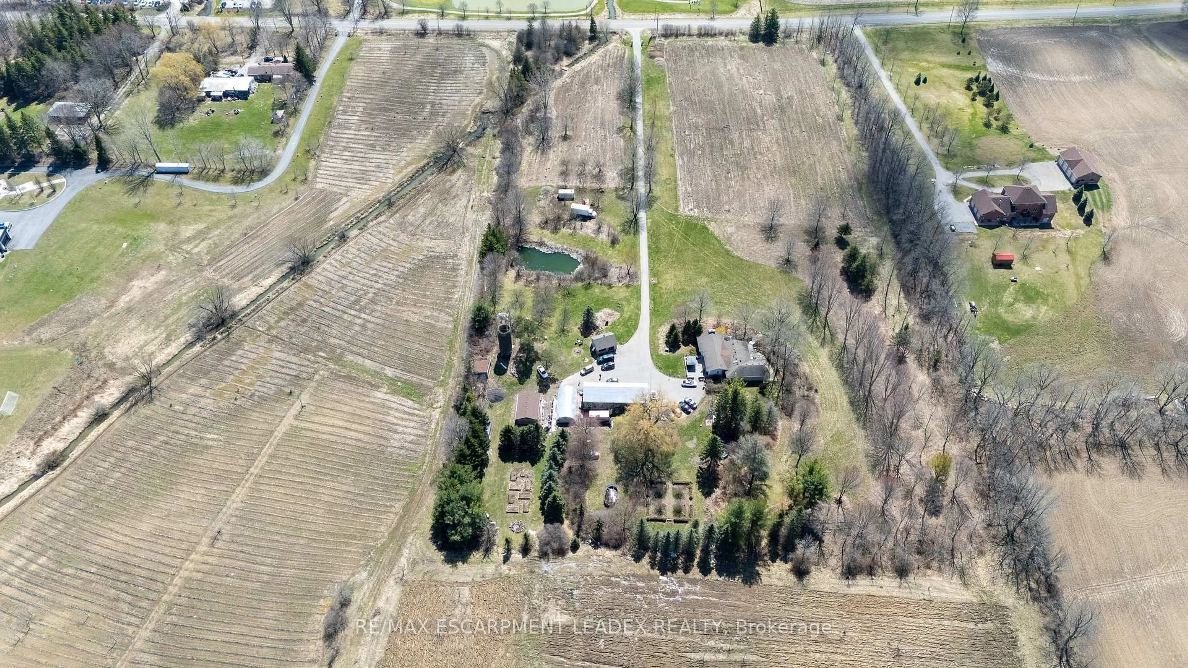 A pic from outside/outdoor area/front of a property/back of a property/a pic from drone, unknown for 959 BOOK Rd, Hamilton Ontario L9G 3L1
