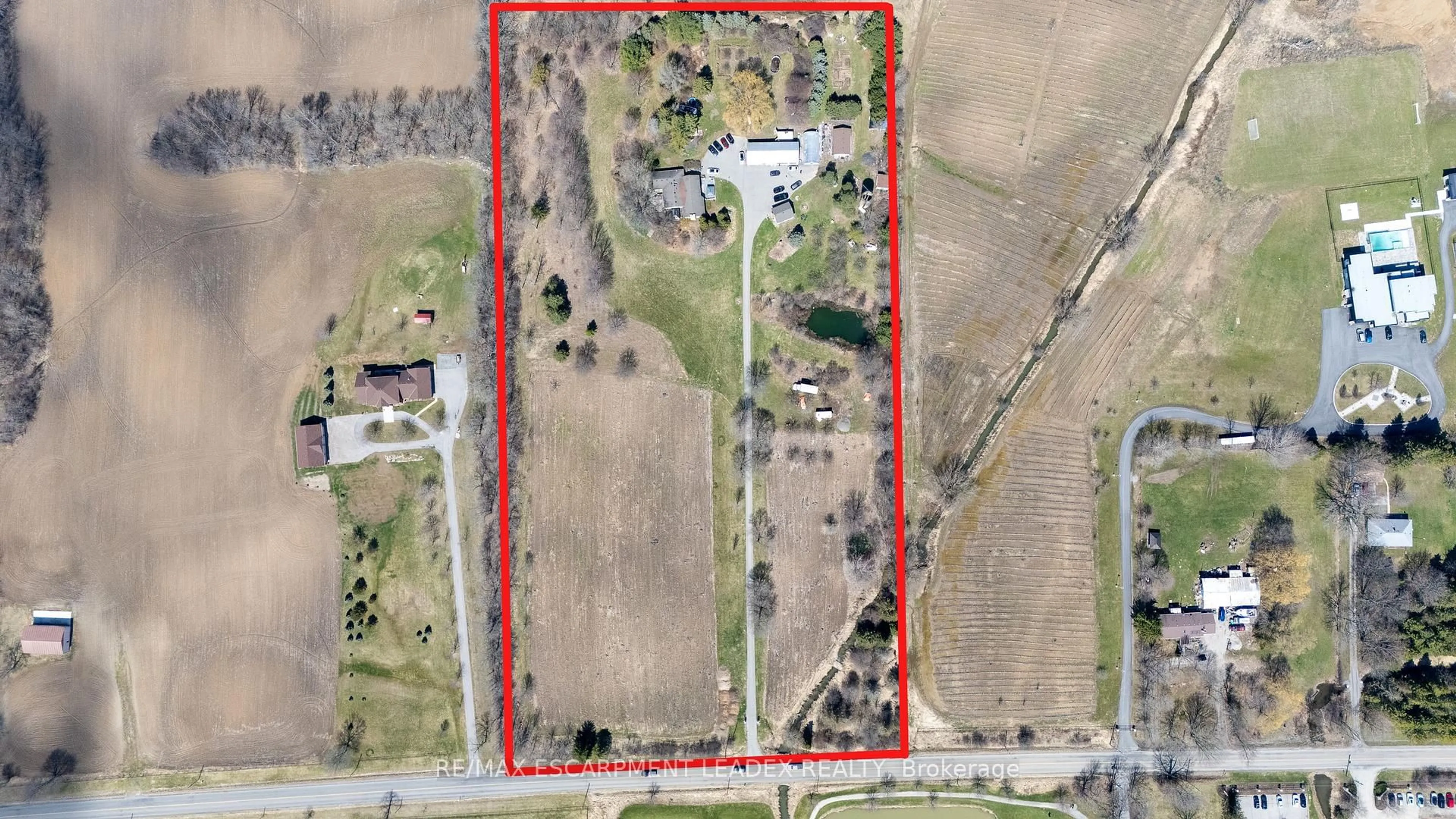 A pic from outside/outdoor area/front of a property/back of a property/a pic from drone, building for 959 BOOK Rd, Hamilton Ontario L9G 3L1