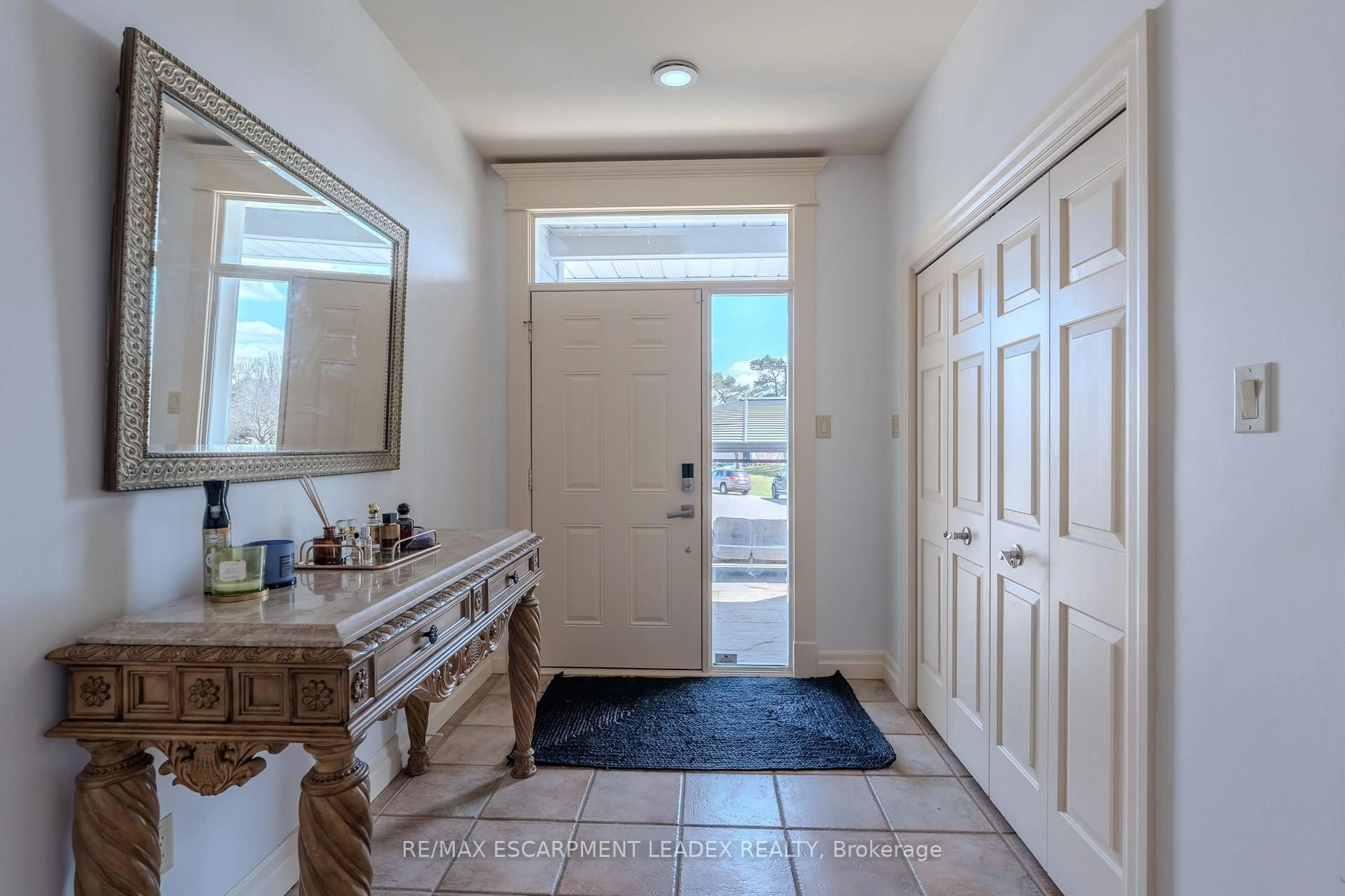 Indoor entryway for 959 BOOK Rd, Hamilton Ontario L9G 3L1