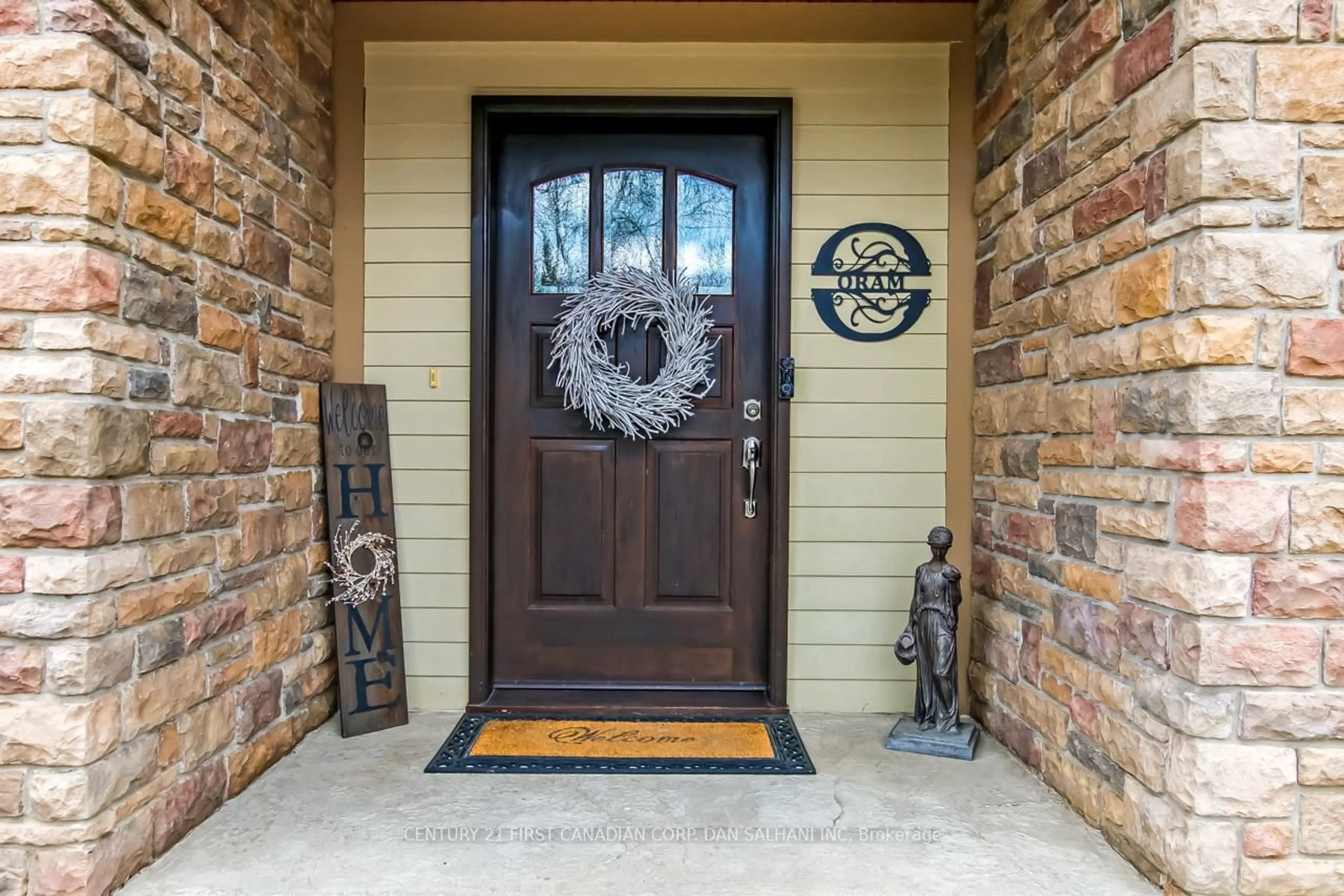 Indoor entryway for 627 George St, Central Elgin Ontario N5L 1H4