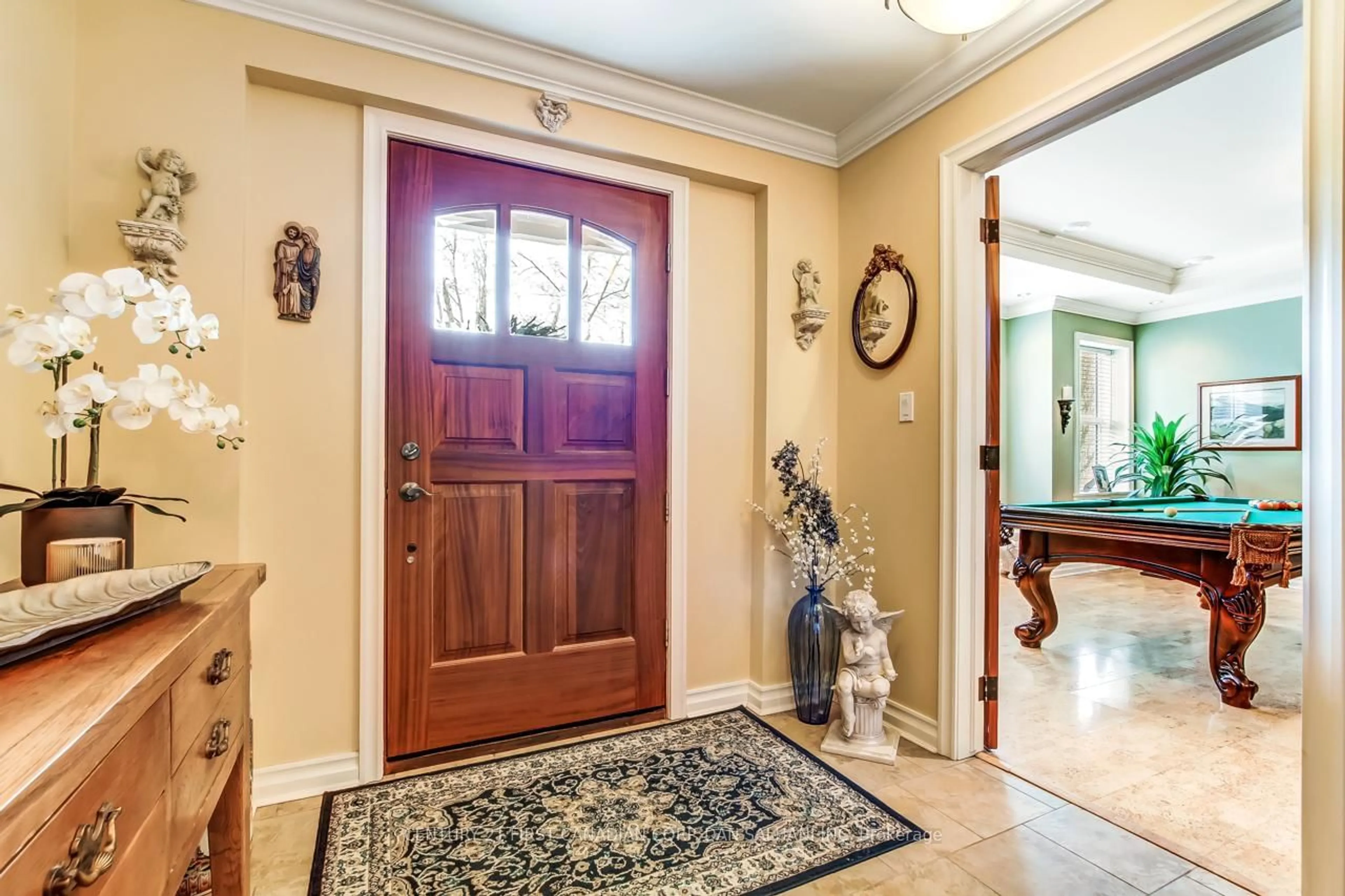 Indoor entryway for 627 George St, Central Elgin Ontario N5L 1H4