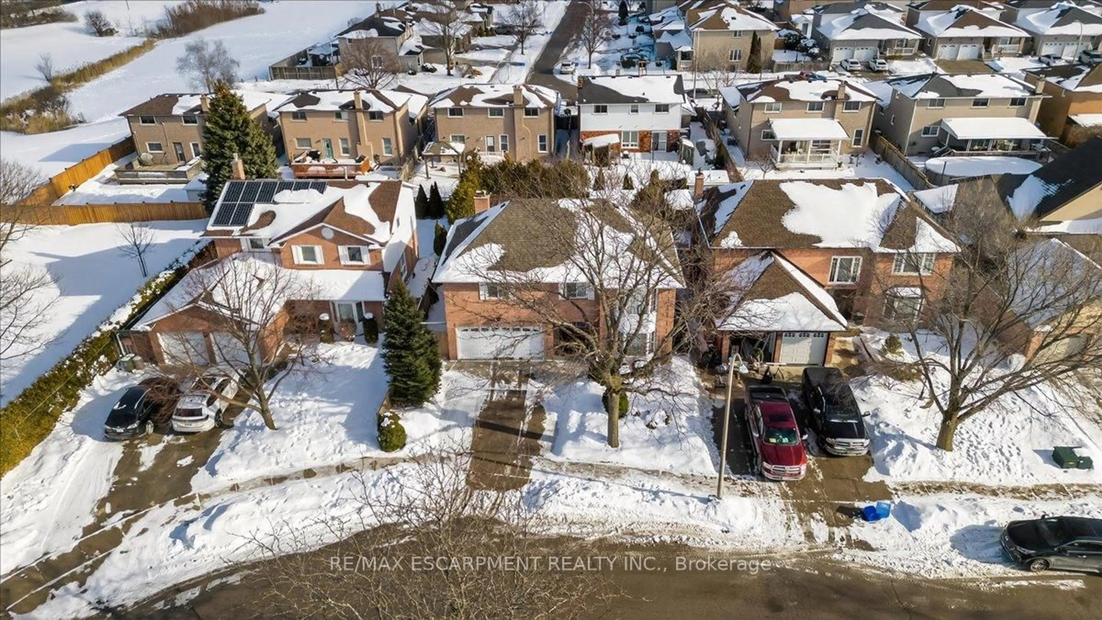 A pic from outside/outdoor area/front of a property/back of a property/a pic from drone, street for 54 GOLDCREST Dr, Hamilton Ontario L8G 4T6