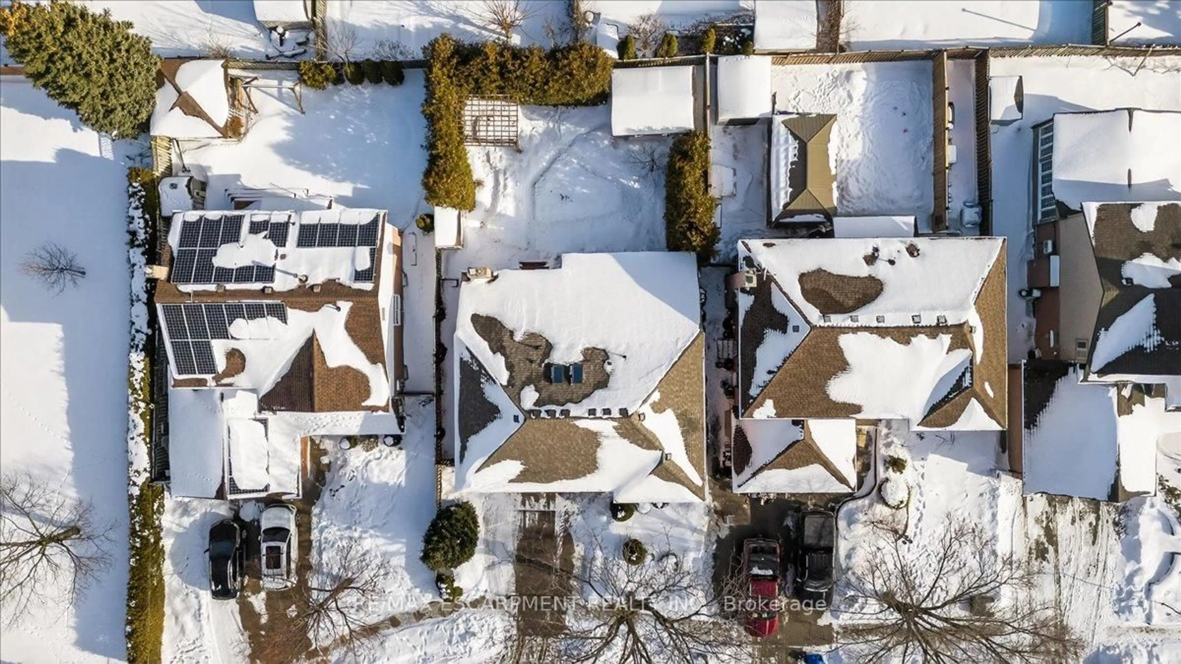 A pic from outside/outdoor area/front of a property/back of a property/a pic from drone, street for 54 GOLDCREST Dr, Hamilton Ontario L8G 4T6