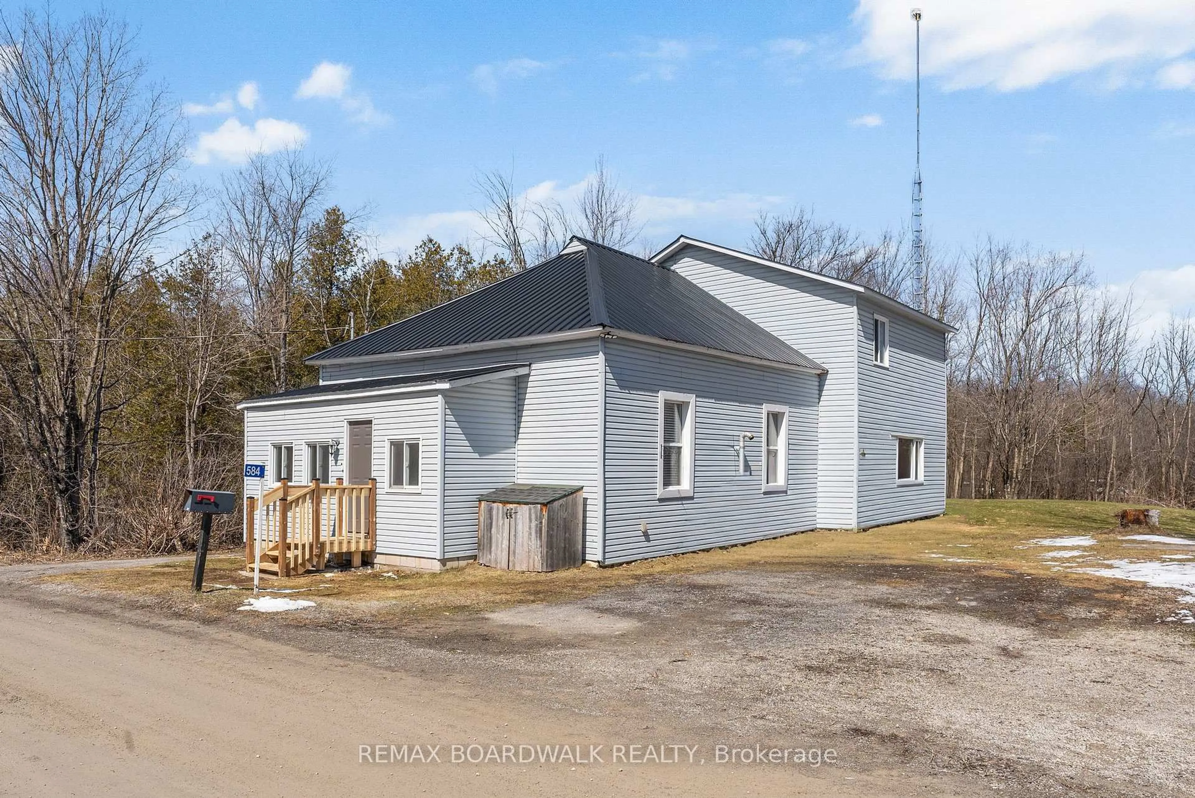 A pic from outside/outdoor area/front of a property/back of a property/a pic from drone, building for 584 Ford Rd, Smiths Falls Ontario K7A 4S4