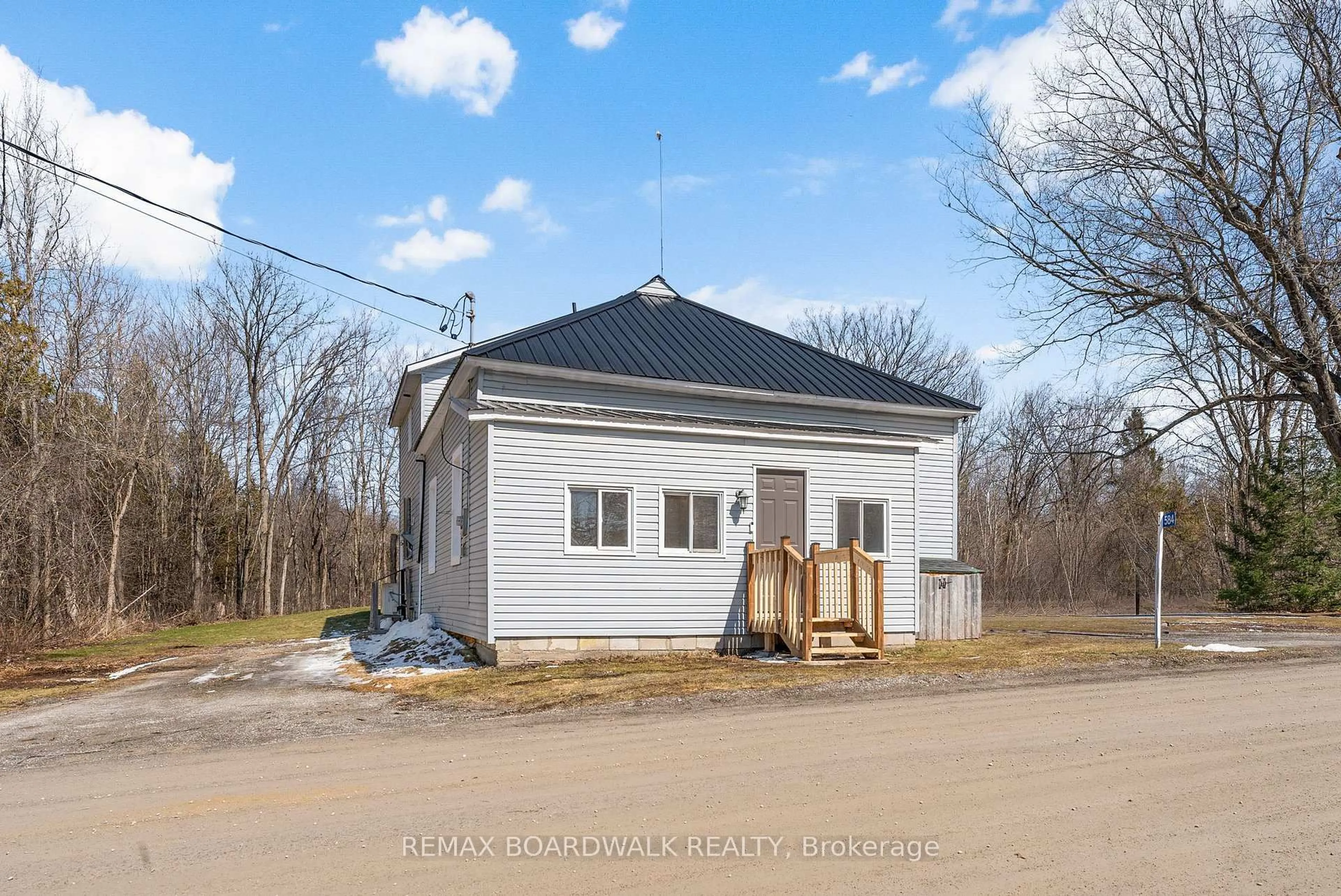 A pic from outside/outdoor area/front of a property/back of a property/a pic from drone, building for 584 Ford Rd, Smiths Falls Ontario K7A 4S4