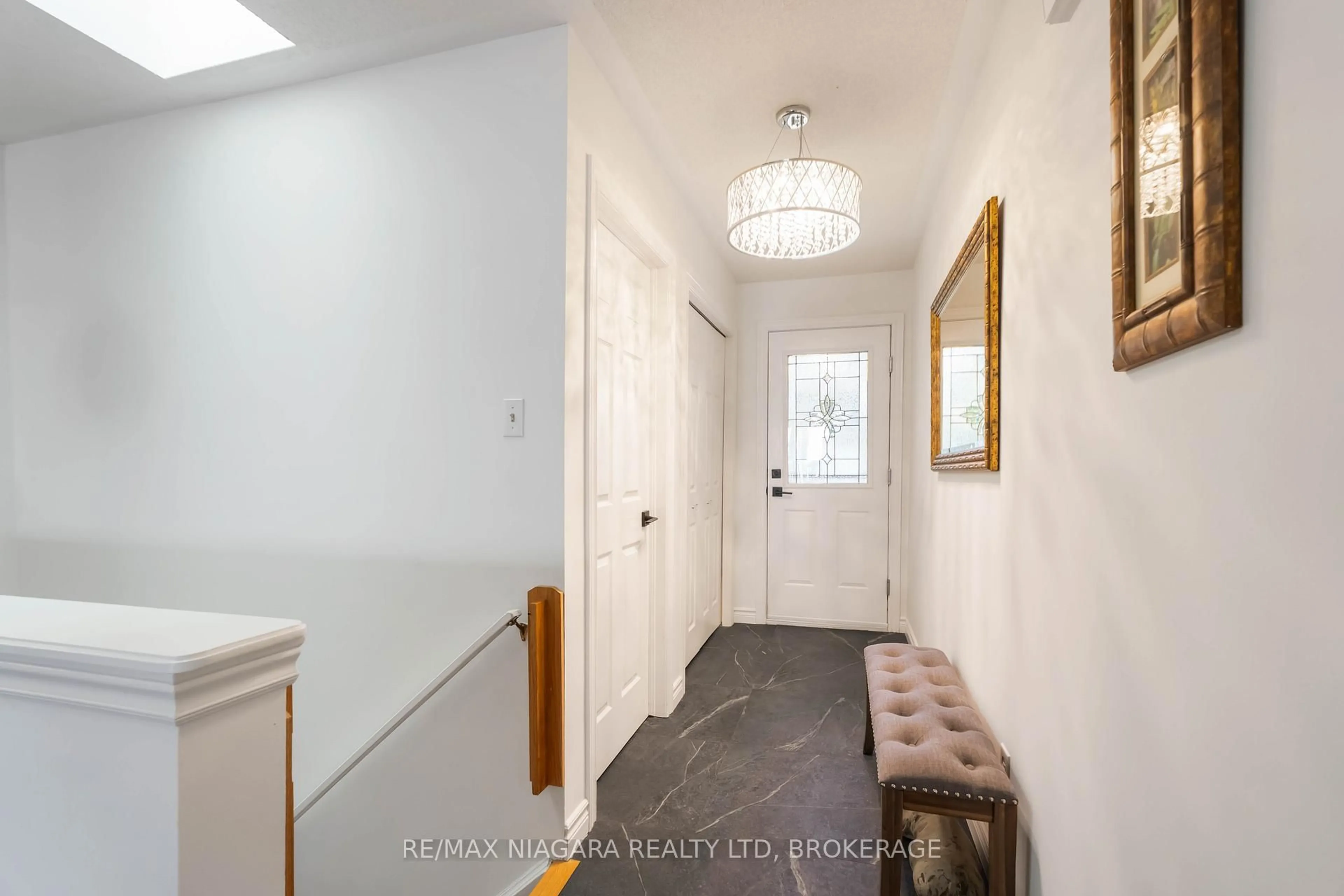 Indoor entryway for 165 Main St #14, Grimsby Ontario L3M 1P2