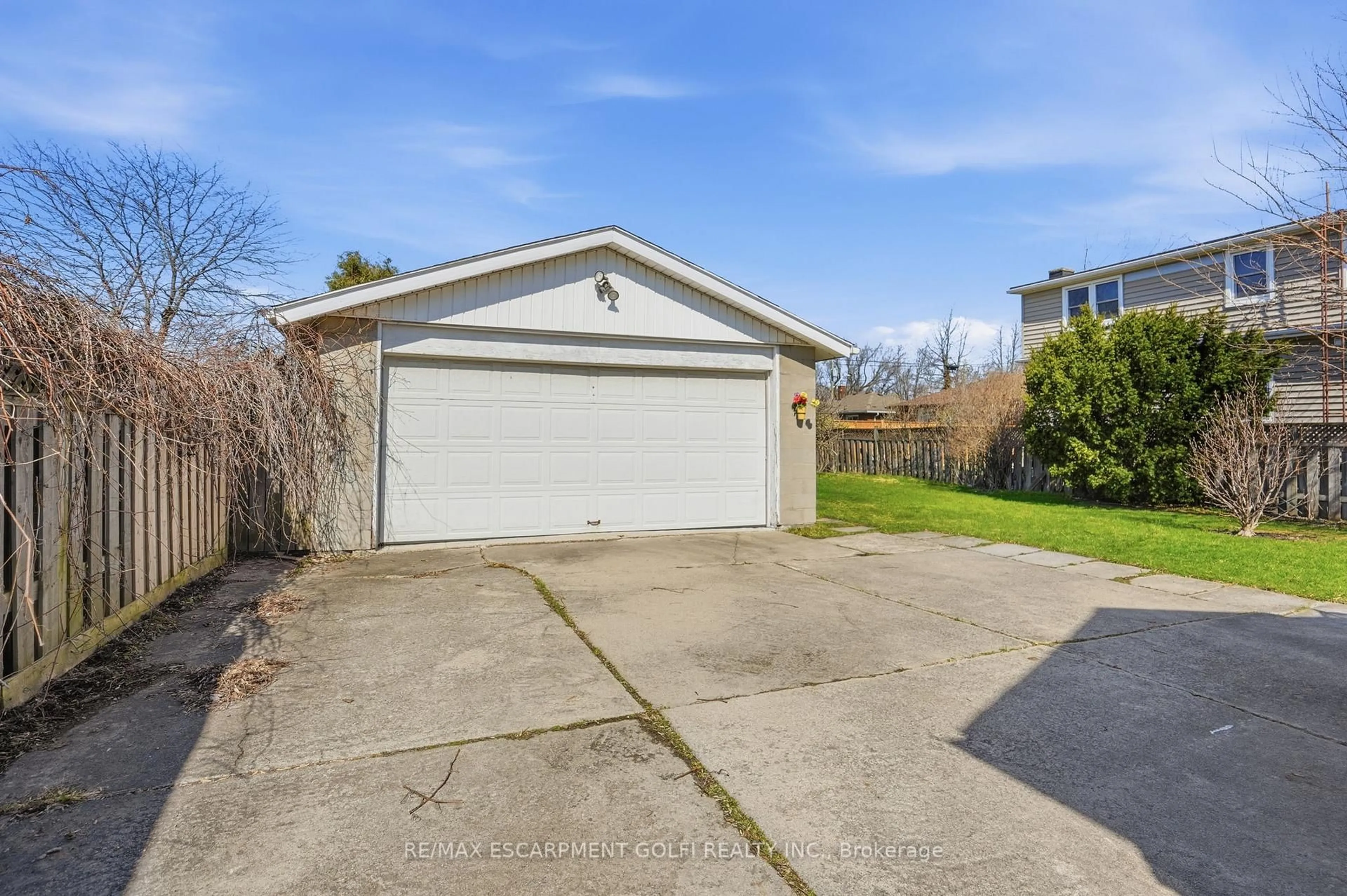 Indoor garage for 848 UPPER WELLINGTON St, Hamilton Ontario L9A 3R9