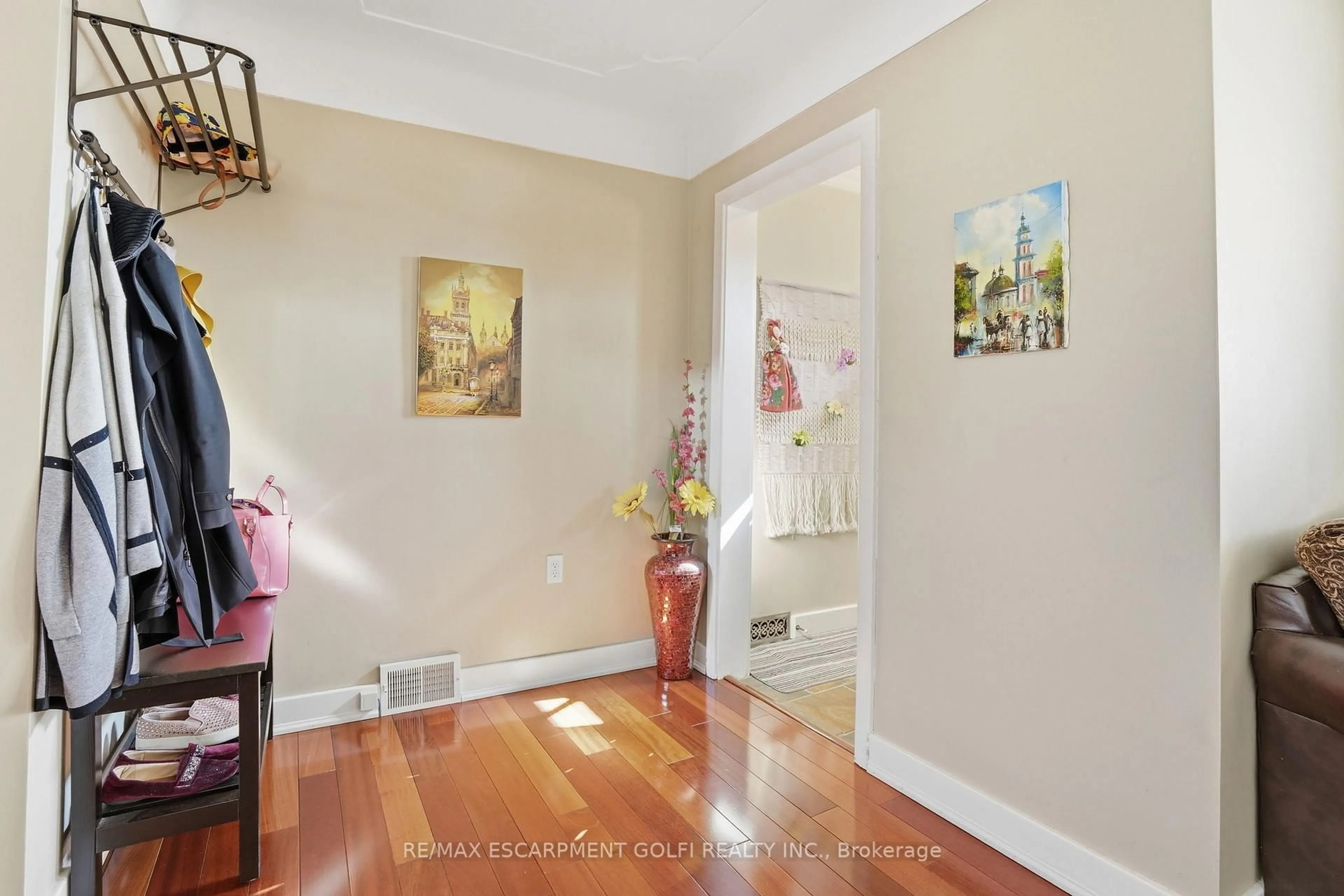 Indoor entryway for 848 UPPER WELLINGTON St, Hamilton Ontario L9A 3R9