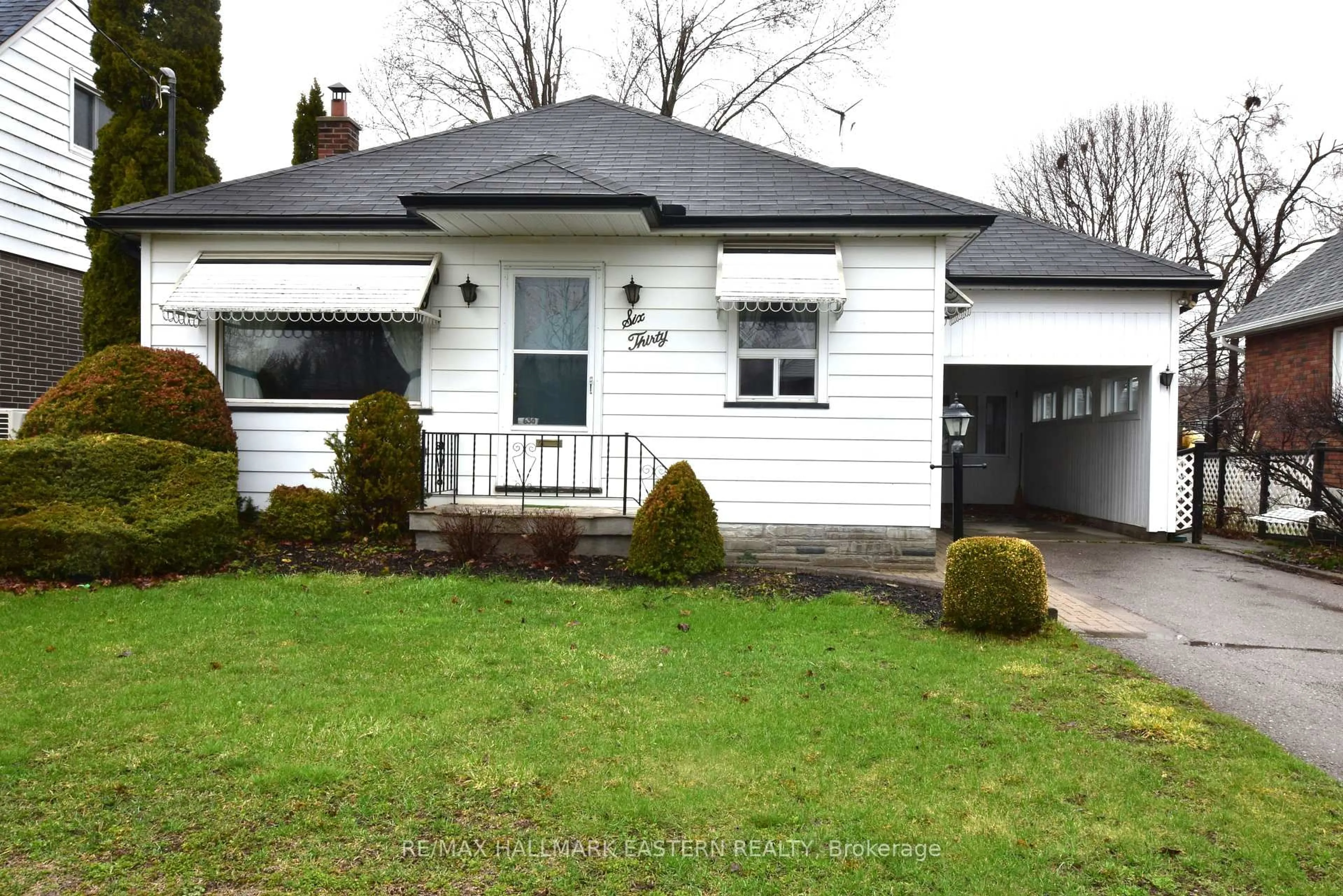 Home with vinyl exterior material, street for 630 Cameron St, Peterborough Ontario K9J 3Z8