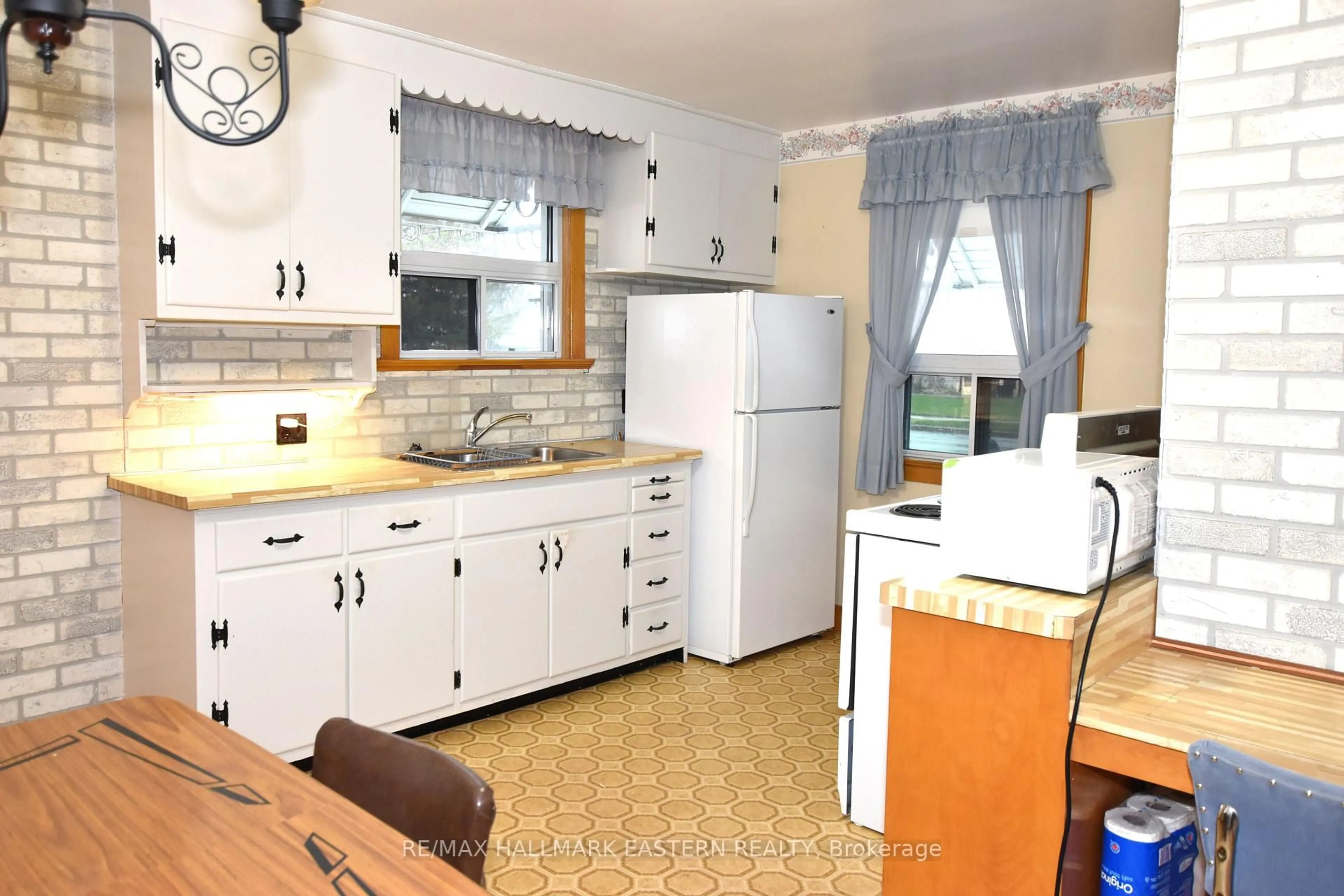 Standard kitchen, ceramic/tile floor for 630 Cameron St, Peterborough Ontario K9J 3Z8