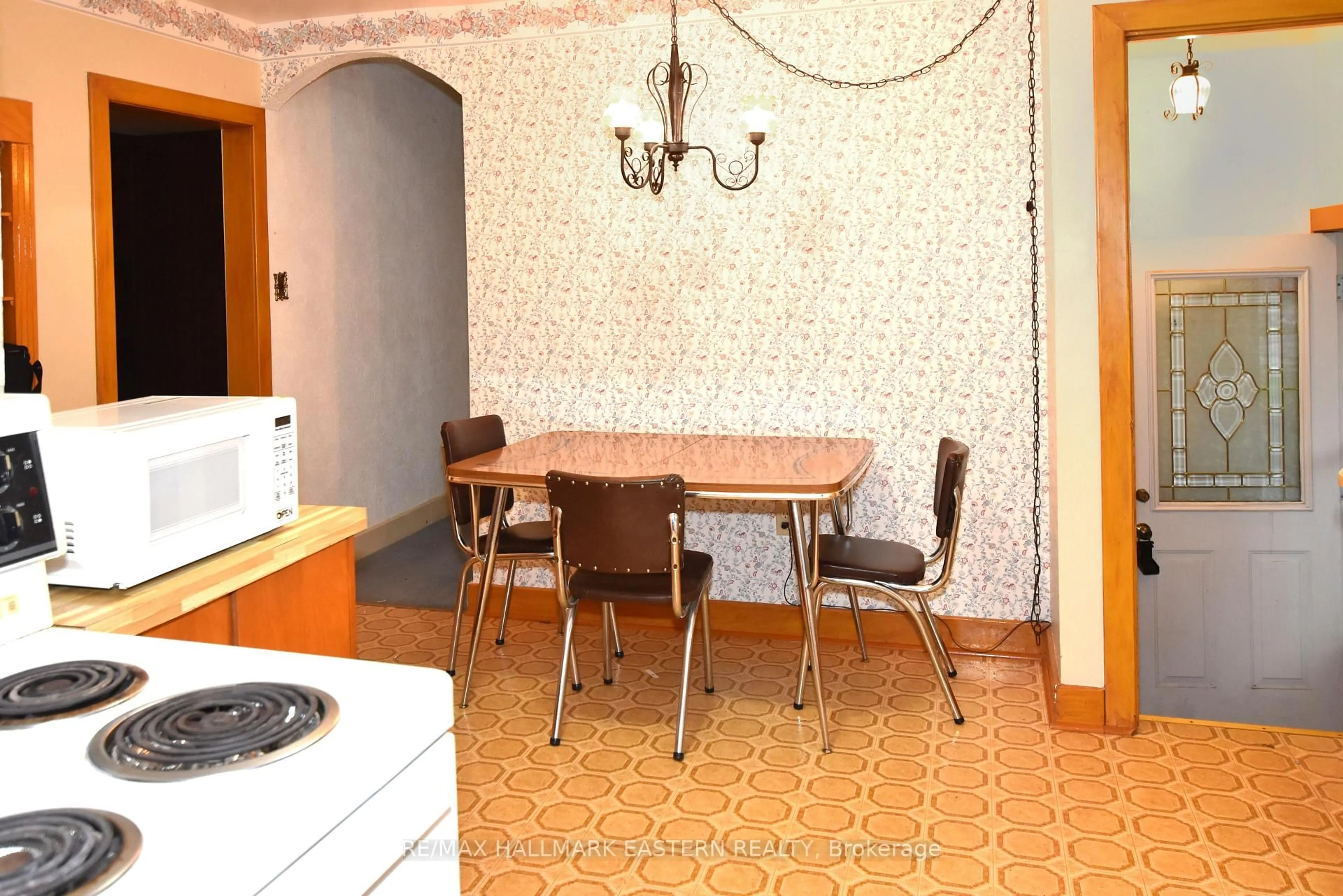 Dining room, ceramic/tile floor for 630 Cameron St, Peterborough Ontario K9J 3Z8