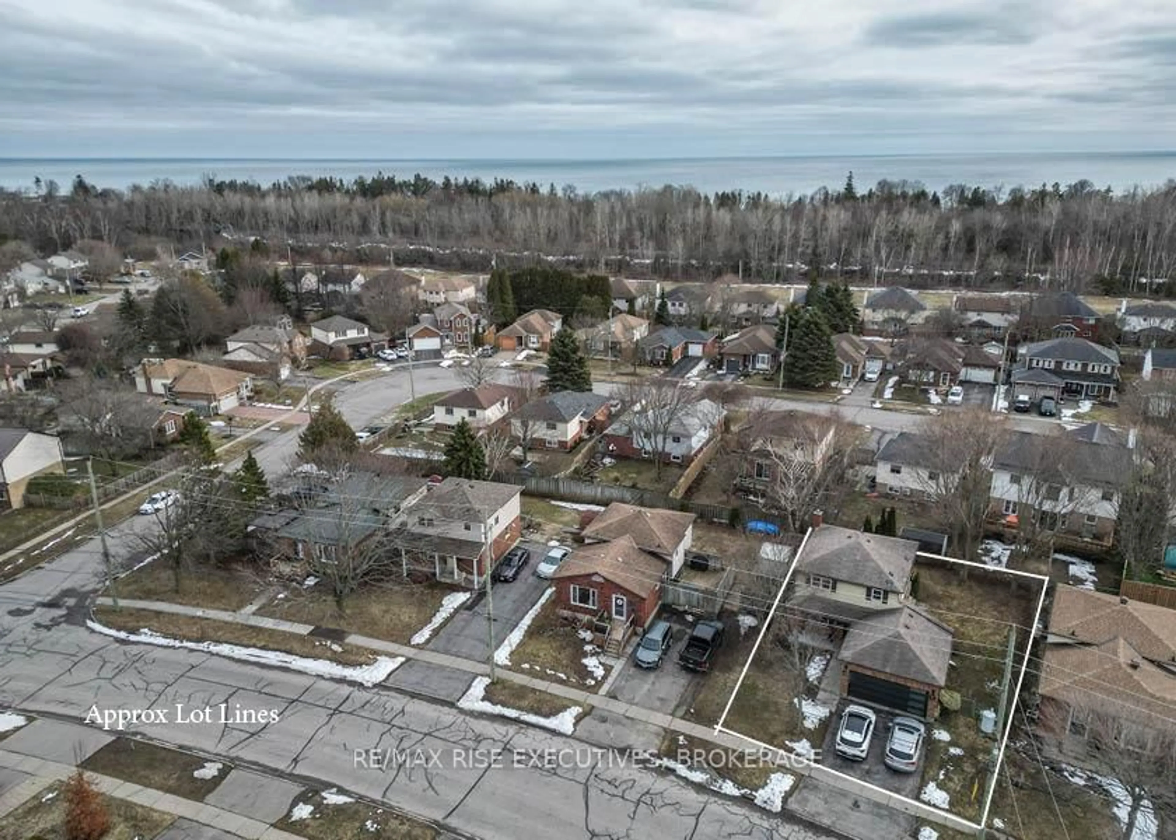 A pic from outside/outdoor area/front of a property/back of a property/a pic from drone, unknown for 547 Ewing St, Cobourg Ontario K9A 4Y9