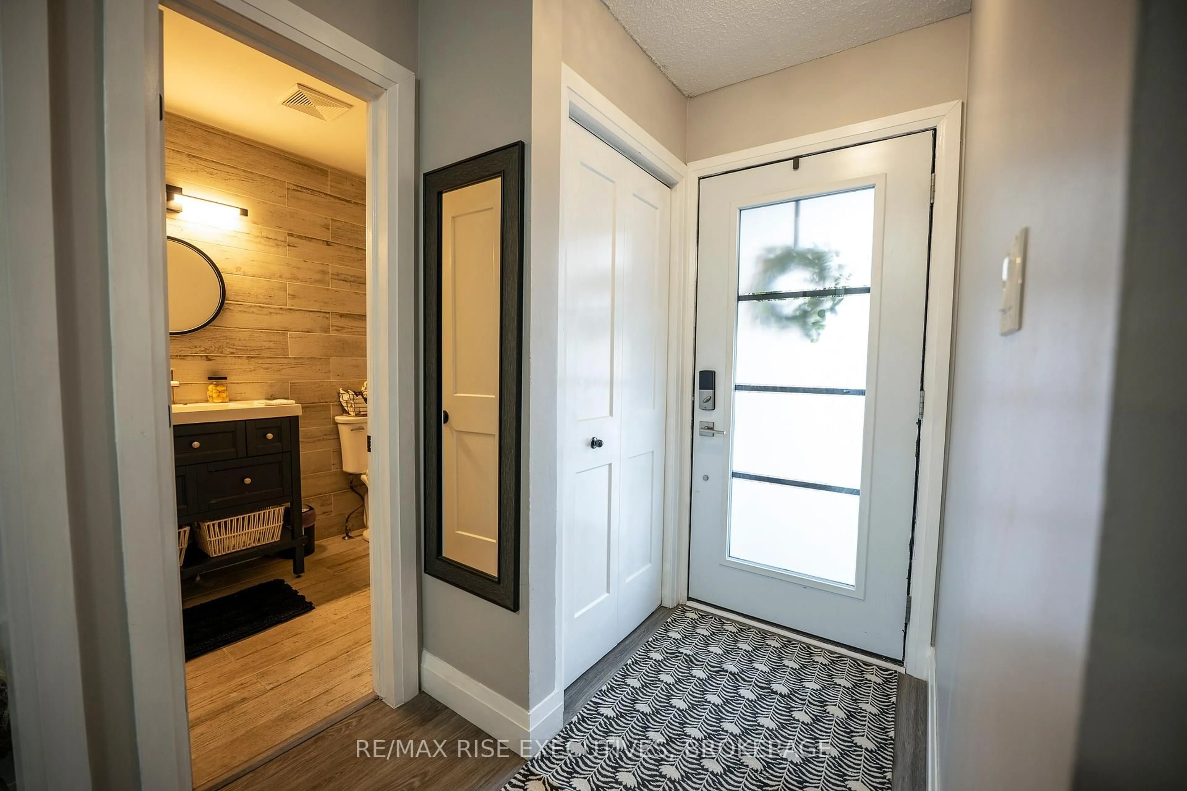 Indoor entryway for 547 Ewing St, Cobourg Ontario K9A 4Y9