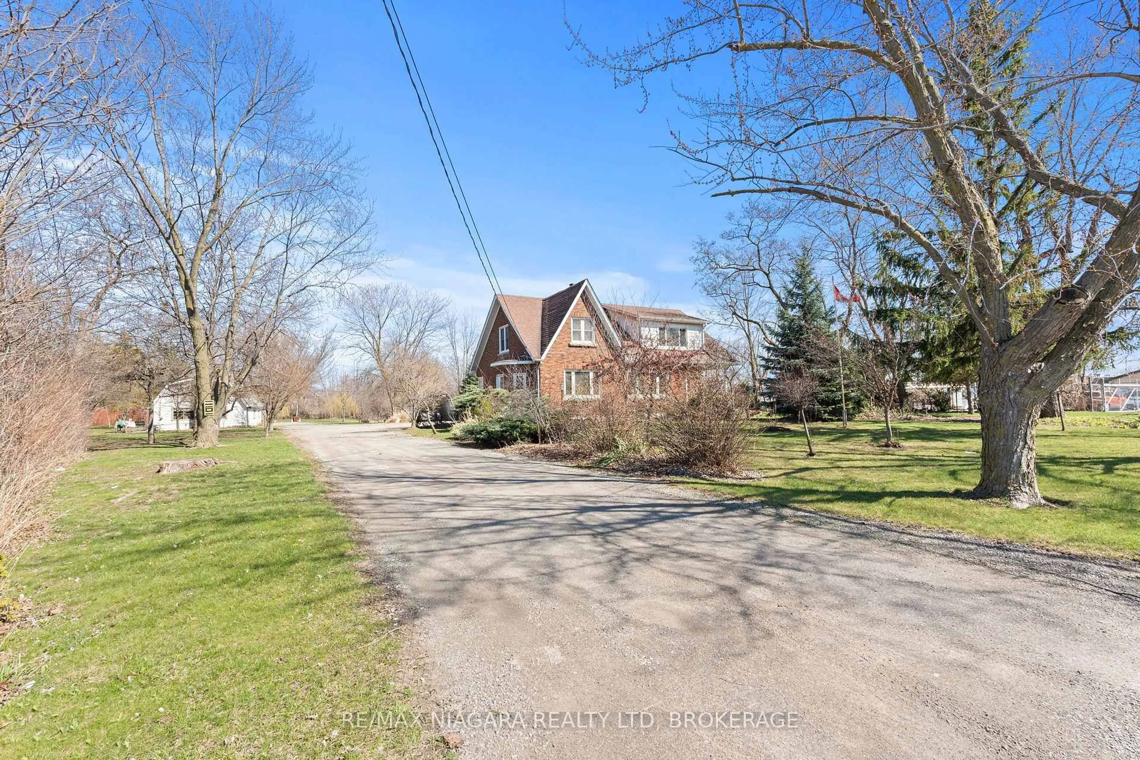 A pic from outside/outdoor area/front of a property/back of a property/a pic from drone, street for 184 Cushman Rd, St. Catharines Ontario L2M 6T6