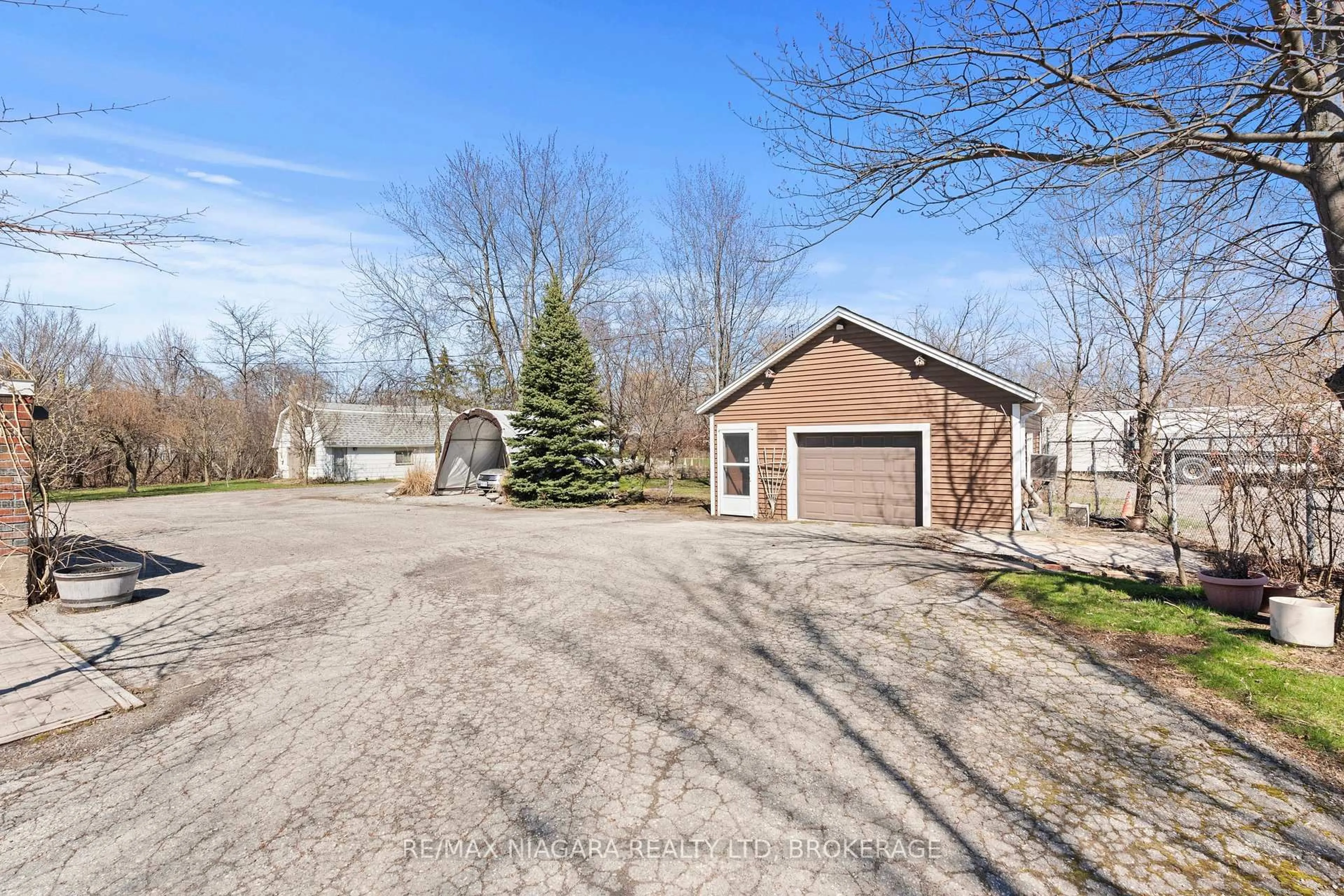 A pic from outside/outdoor area/front of a property/back of a property/a pic from drone, street for 184 Cushman Rd, St. Catharines Ontario L2M 6T6