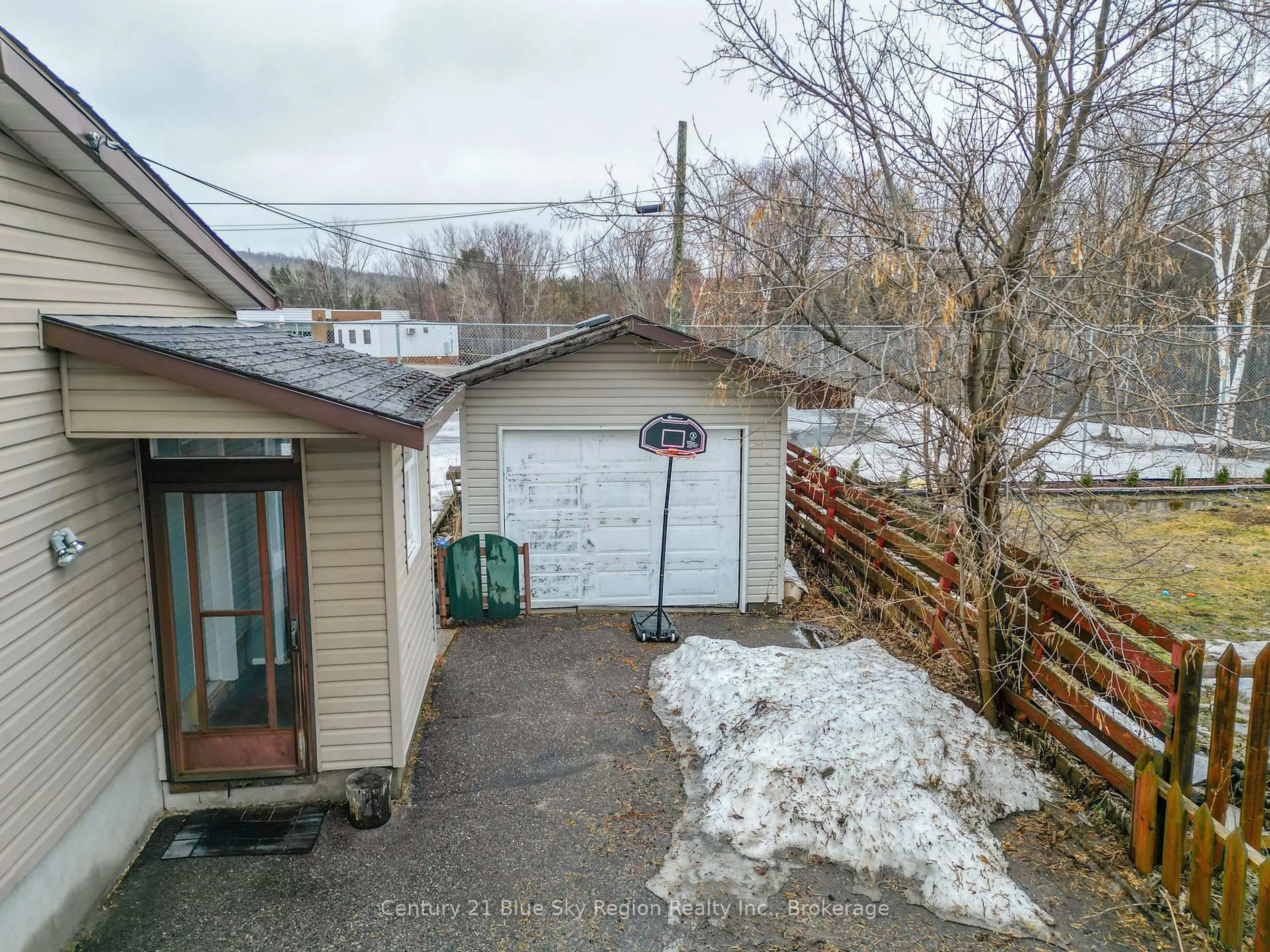 A pic from outside/outdoor area/front of a property/back of a property/a pic from drone, street for 380 Park Ave, North Bay Ontario P1B 7L3