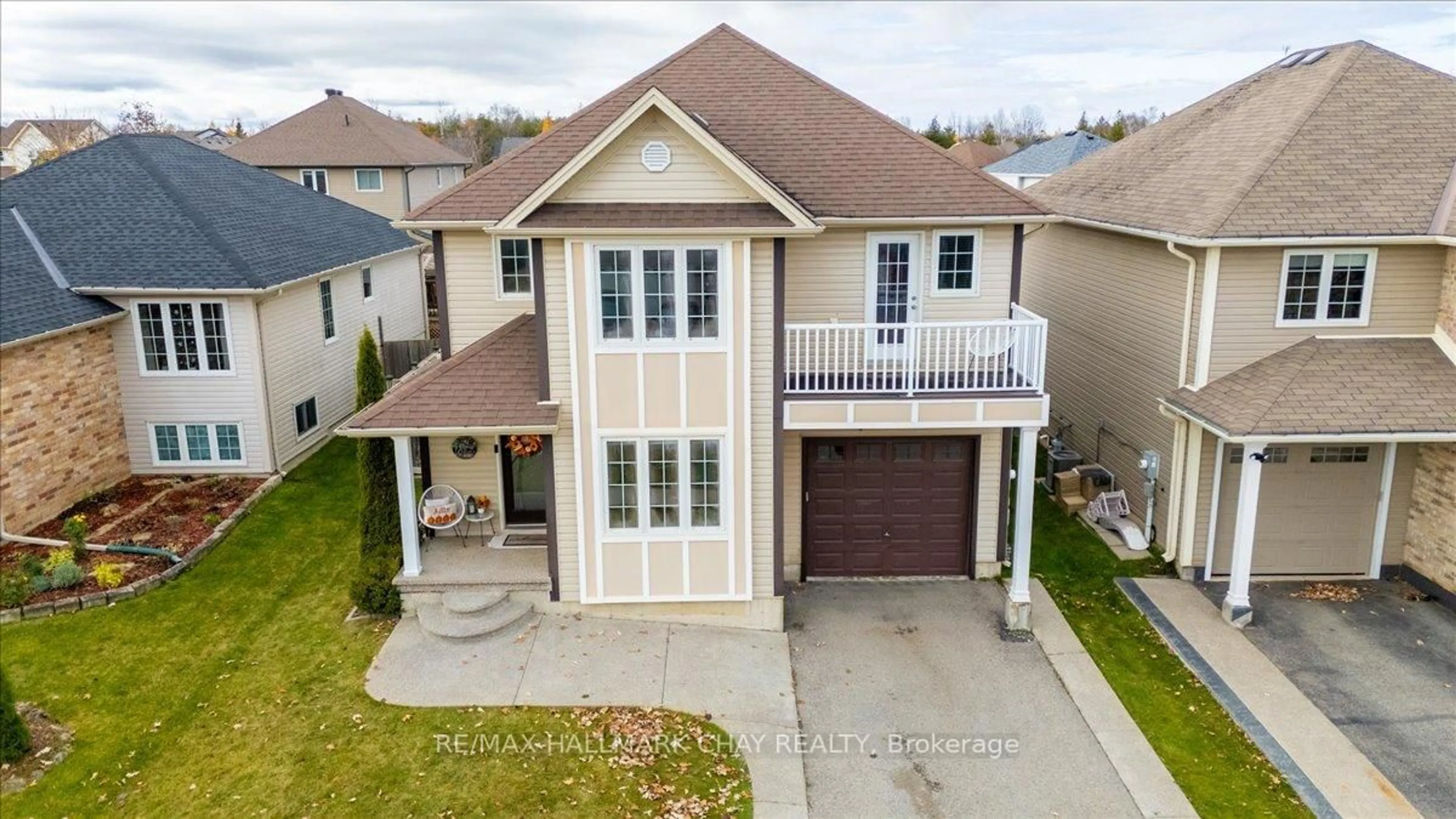 A pic from outside/outdoor area/front of a property/back of a property/a pic from drone, street for 112 Silk Dr, Shelburne Ontario L9V 3E2