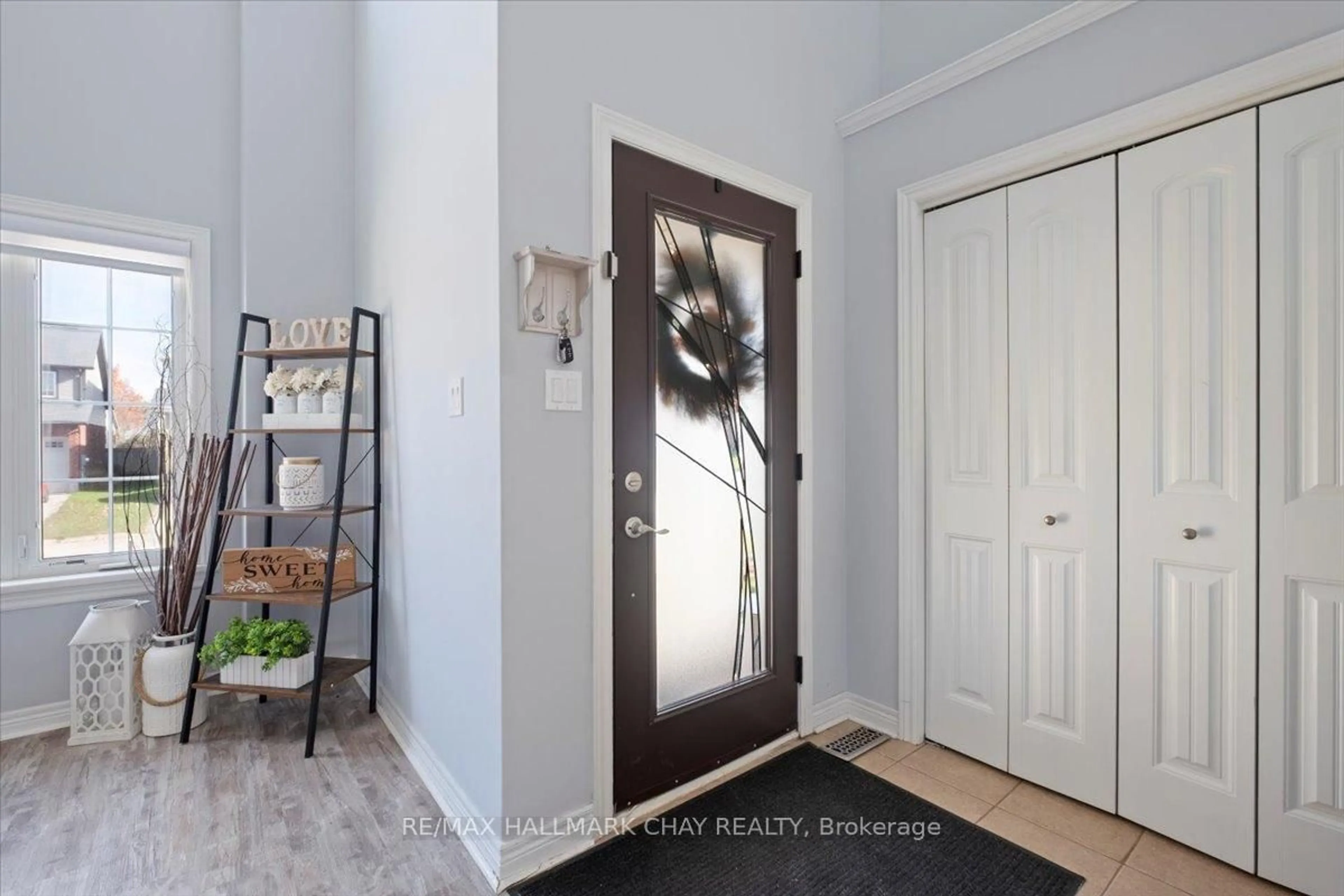 Indoor entryway for 112 Silk Dr, Shelburne Ontario L9V 3E2
