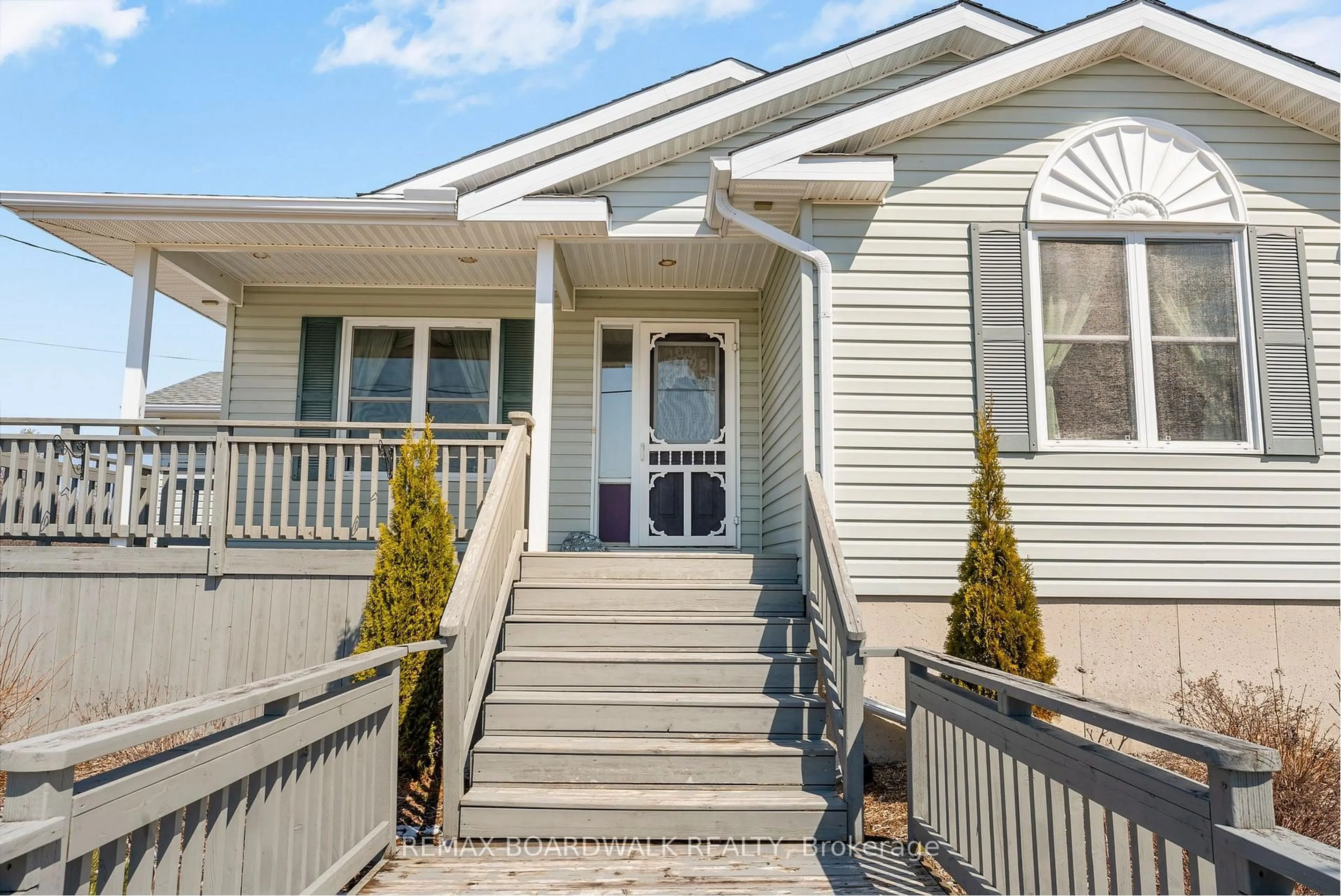 Home with vinyl exterior material, street for 1918 Rosedale Rd, Smiths Falls Ontario K7A 4S6