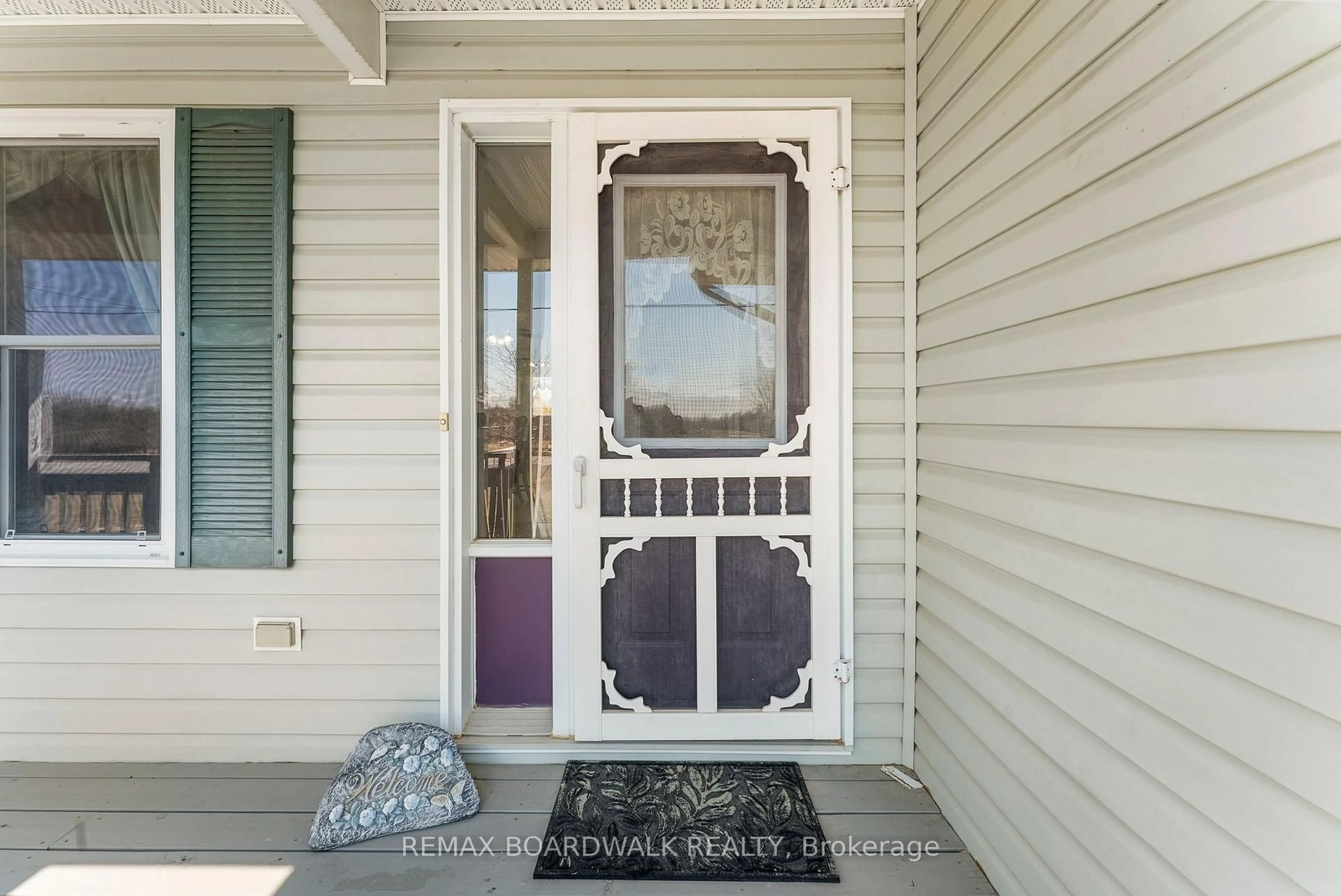 Indoor entryway for 1918 Rosedale Rd, Smiths Falls Ontario K7A 4S6