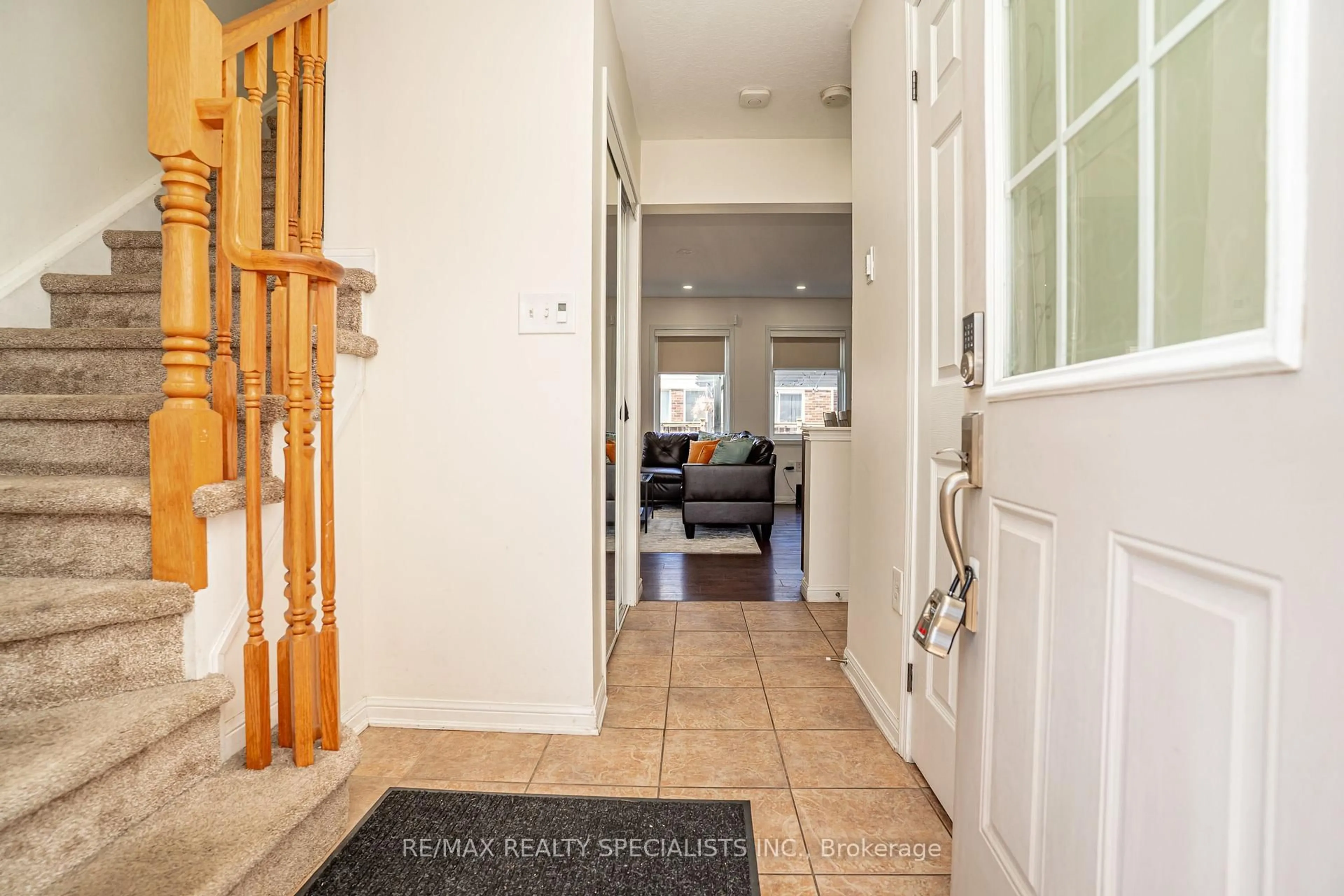 Indoor entryway for 63 MICHIGAN Ave, Cambridge Ontario N3C 0C8