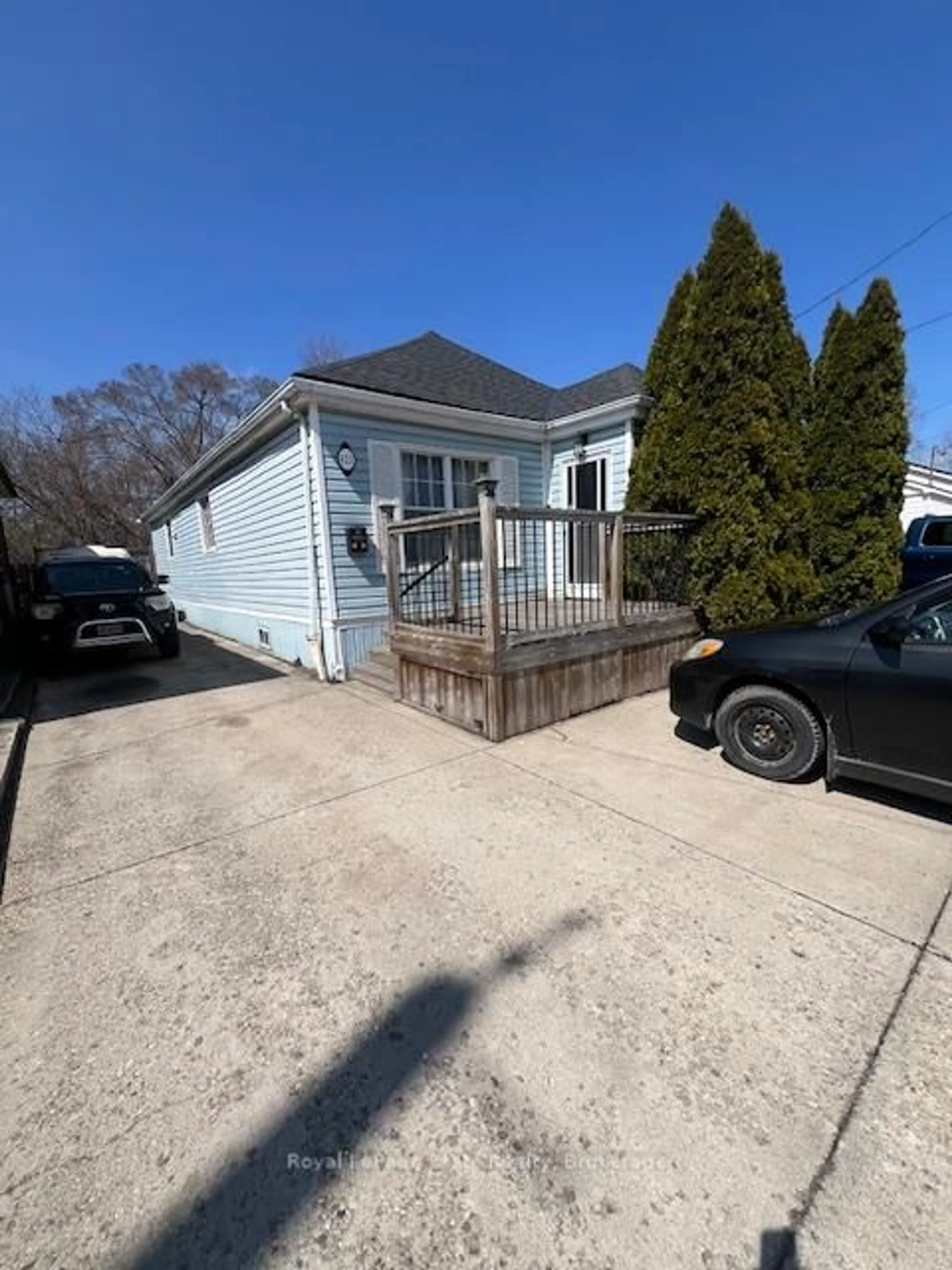 A pic from outside/outdoor area/front of a property/back of a property/a pic from drone, street for 623 Knox Ave, Hamilton Ontario L8H 6K2