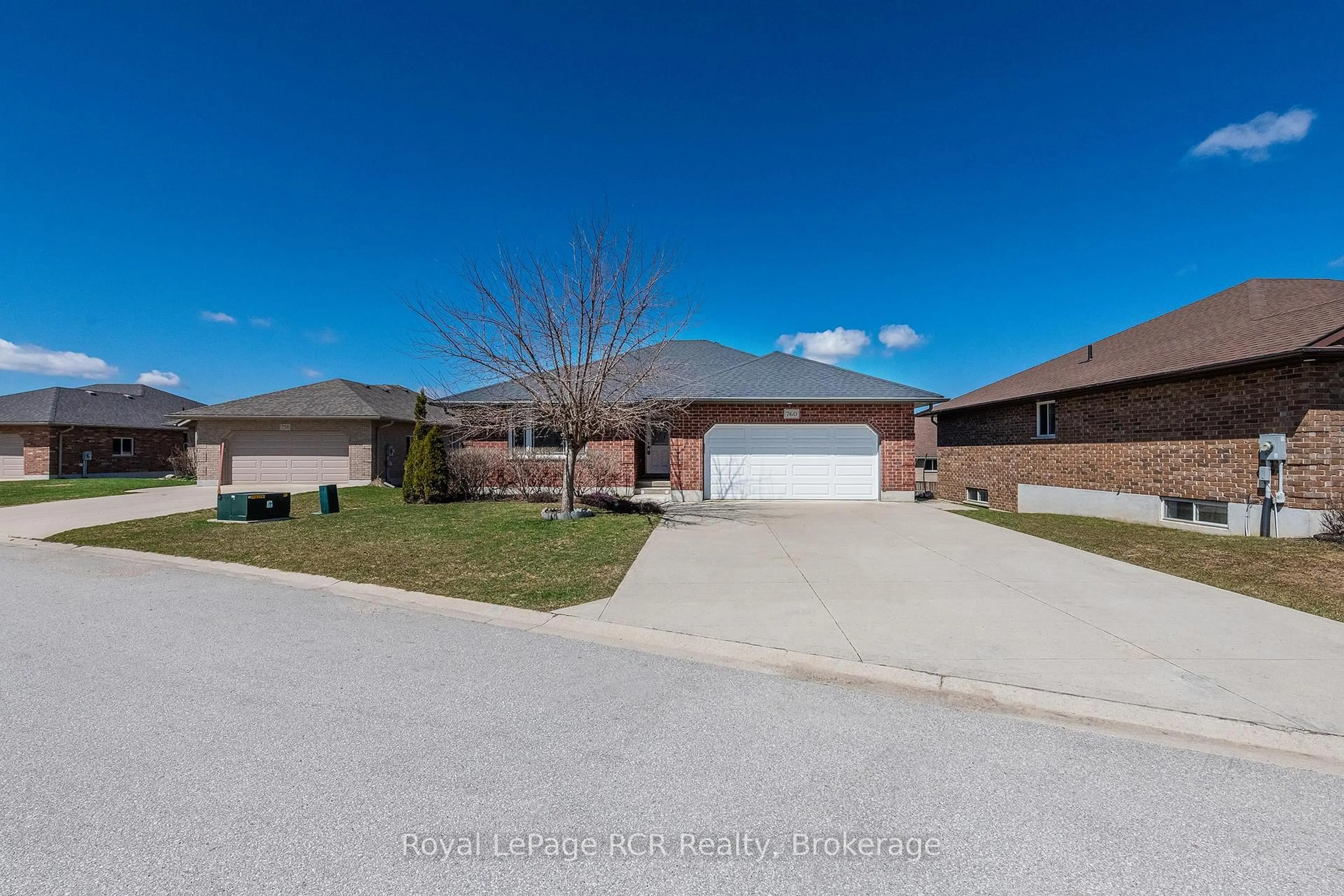 A pic from outside/outdoor area/front of a property/back of a property/a pic from drone, street for 760 16th St, Hanover Ontario N4N 3W8