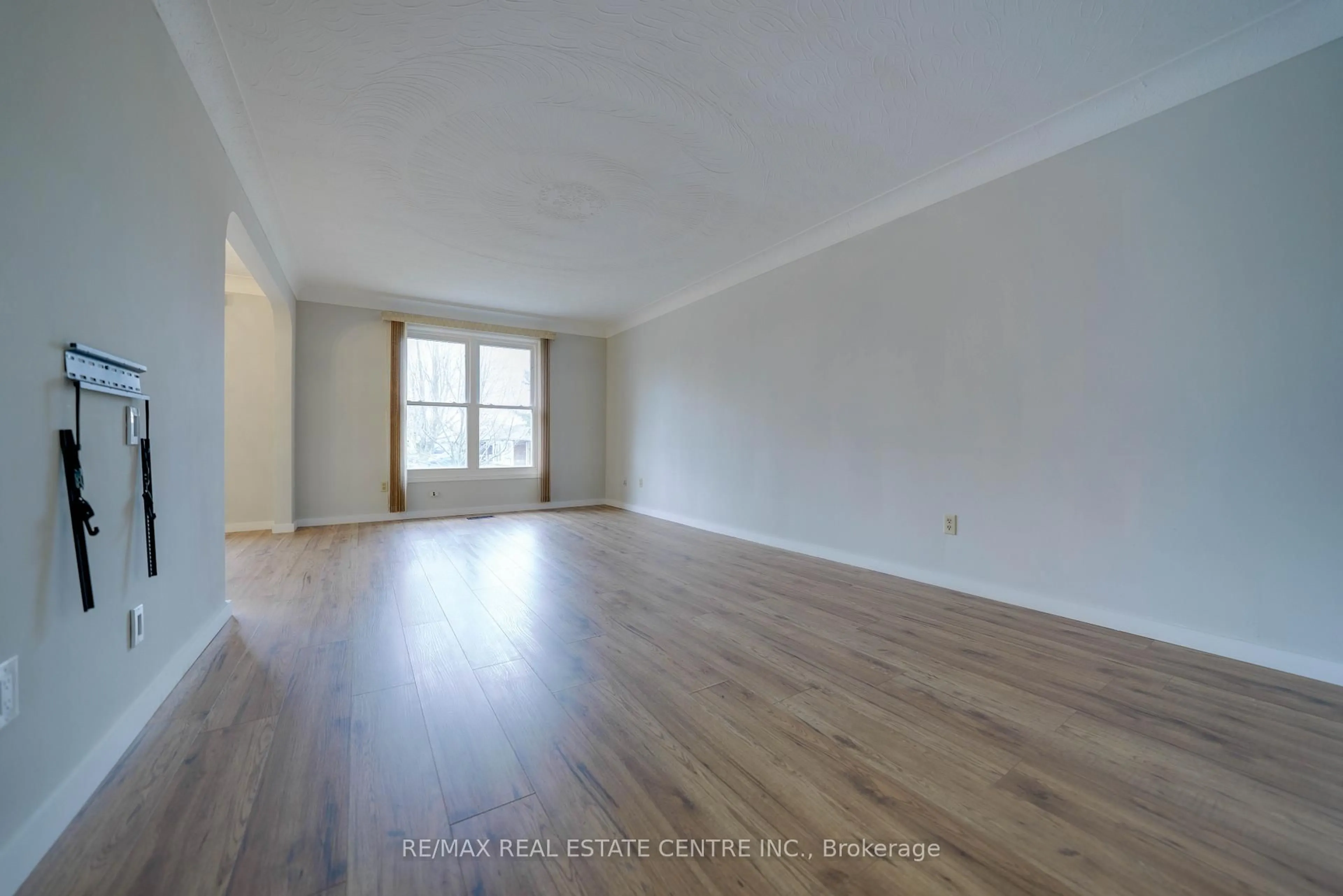 A pic of a room for 23 Taymall St, Hamilton Ontario L8W 1Z7