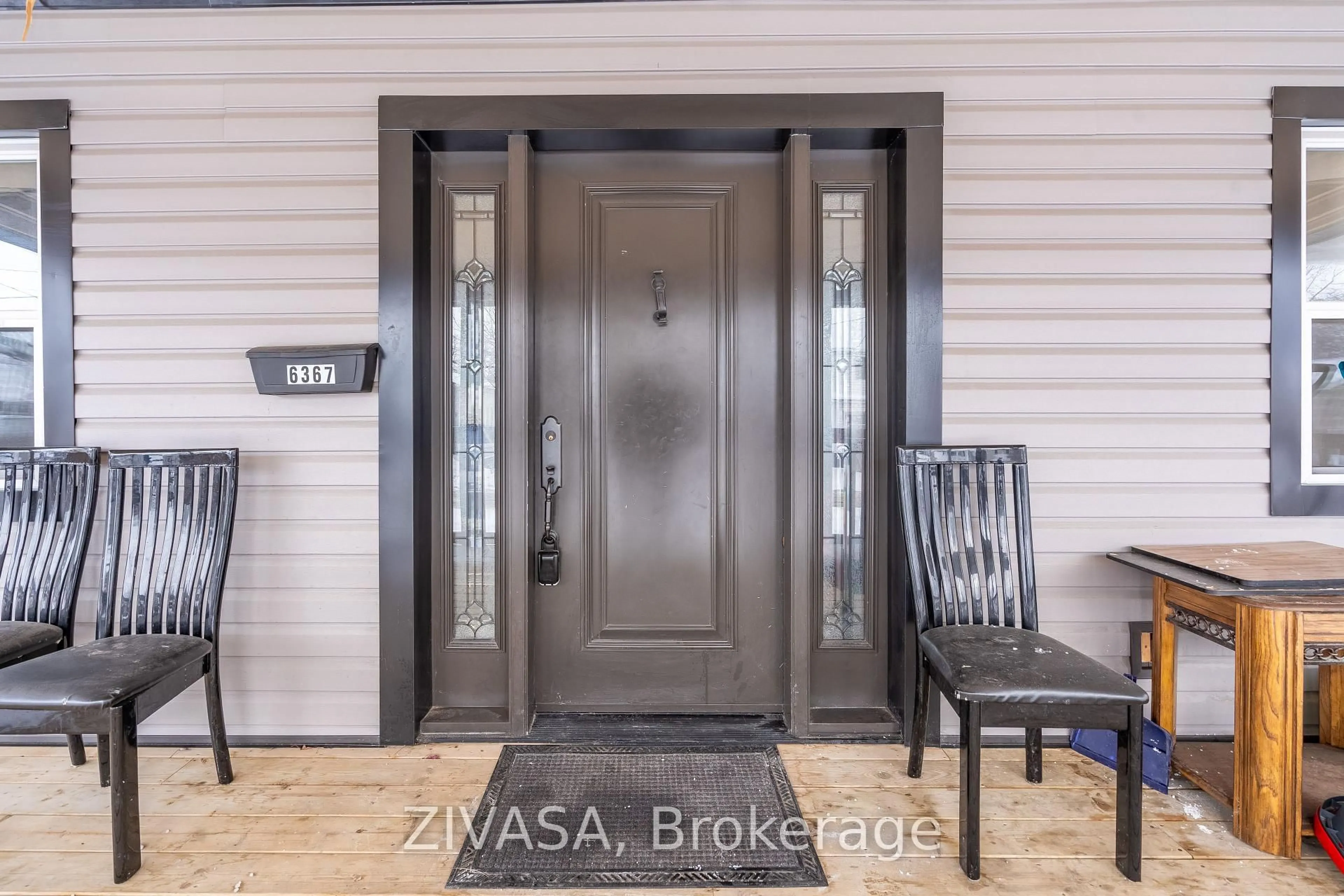 Indoor foyer for 6367 Ker St, Niagara Falls Ontario L2G 1X7