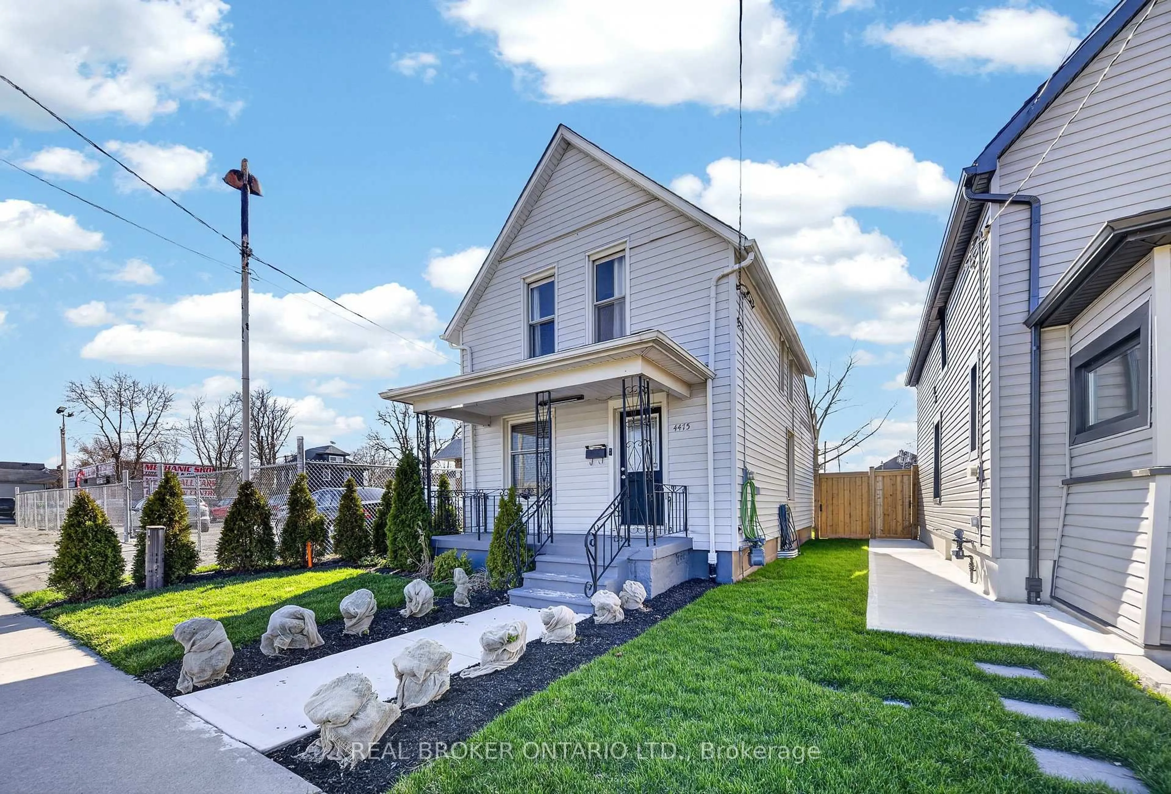 Home with vinyl exterior material, street for 4475 First Ave, Niagara Falls Ontario L2E 4G1