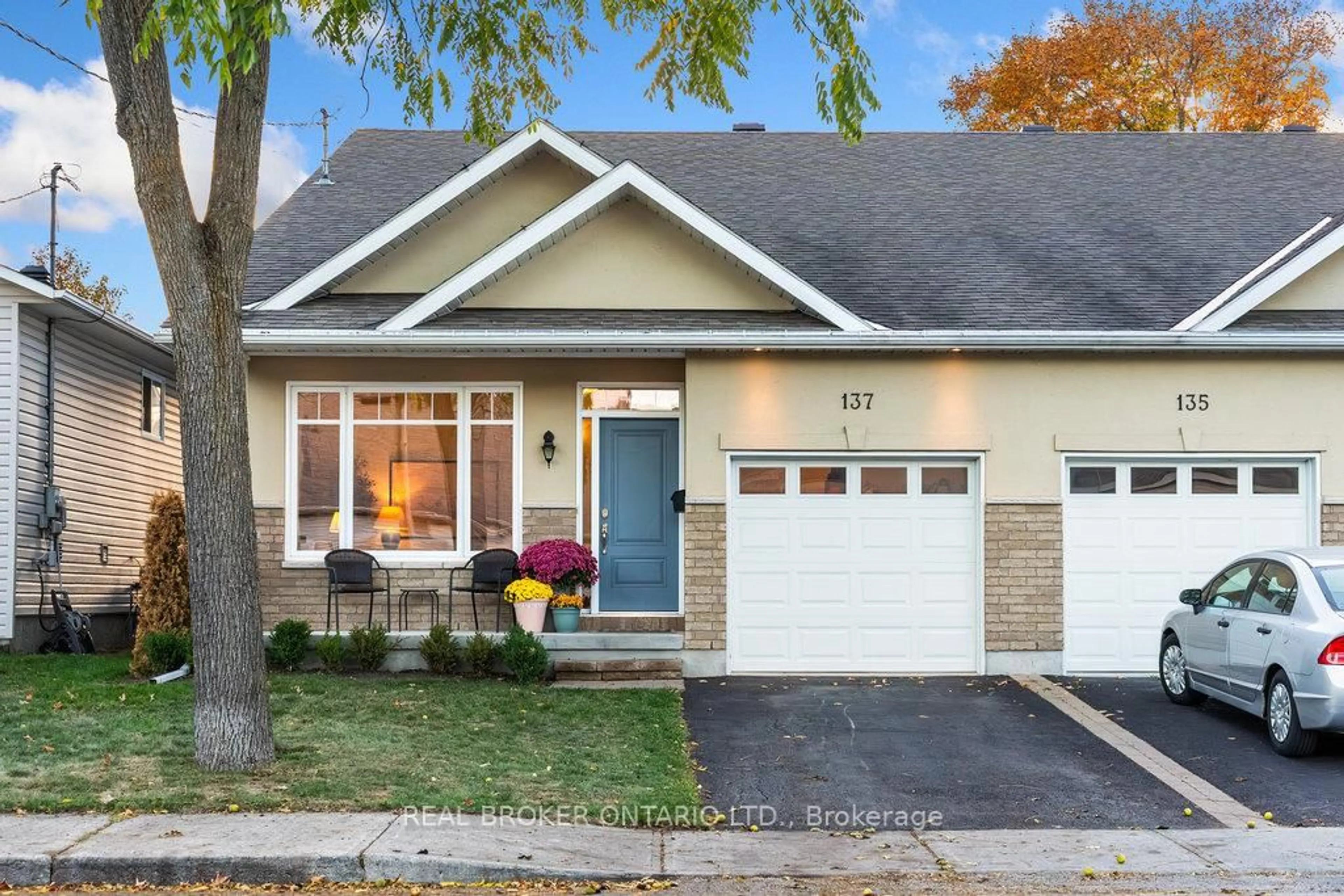 Home with vinyl exterior material, street for 137 Elizabeth St, Carleton Place Ontario K7C 2V9