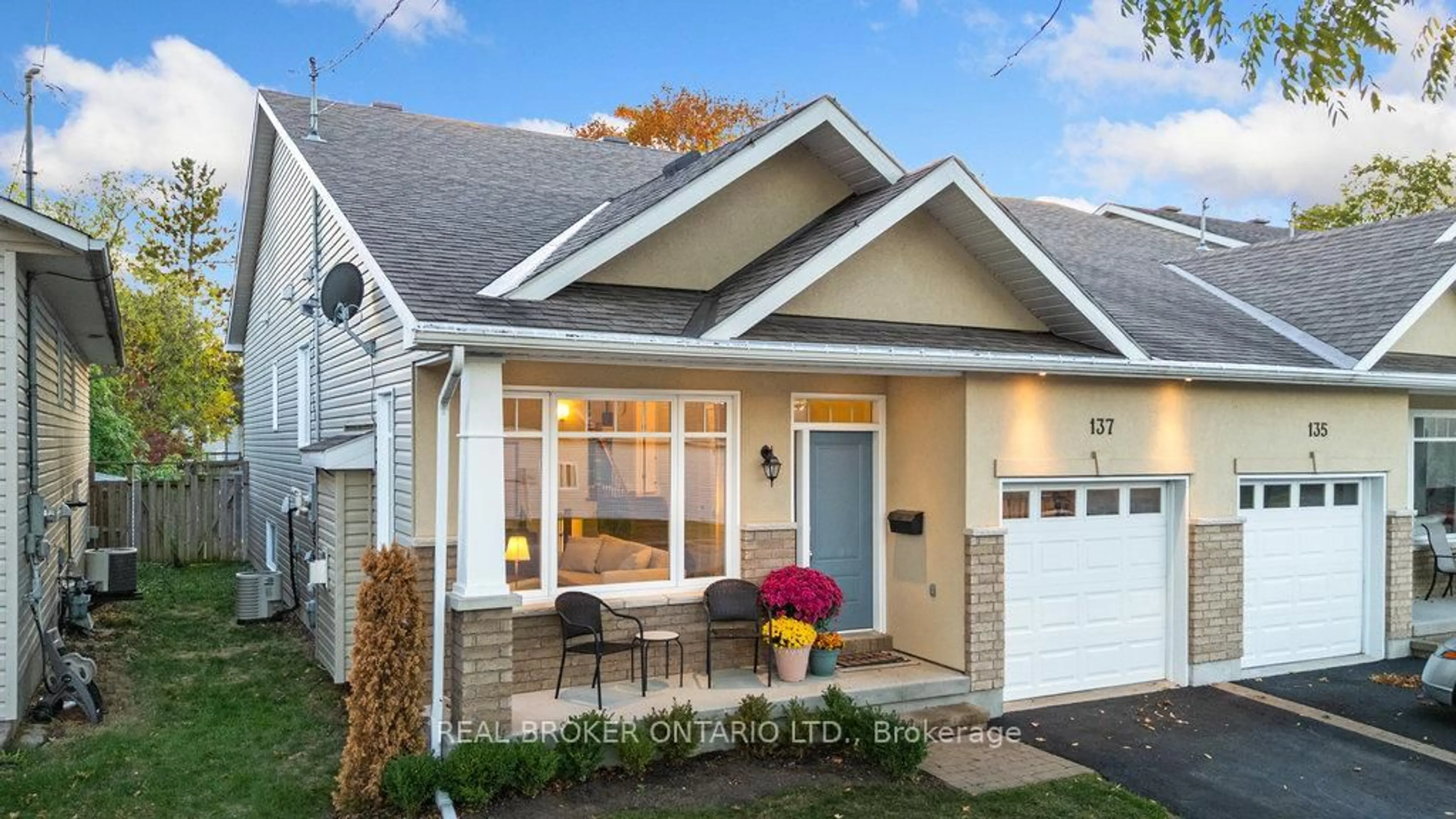 Home with vinyl exterior material, street for 137 Elizabeth St, Carleton Place Ontario K7C 2V9