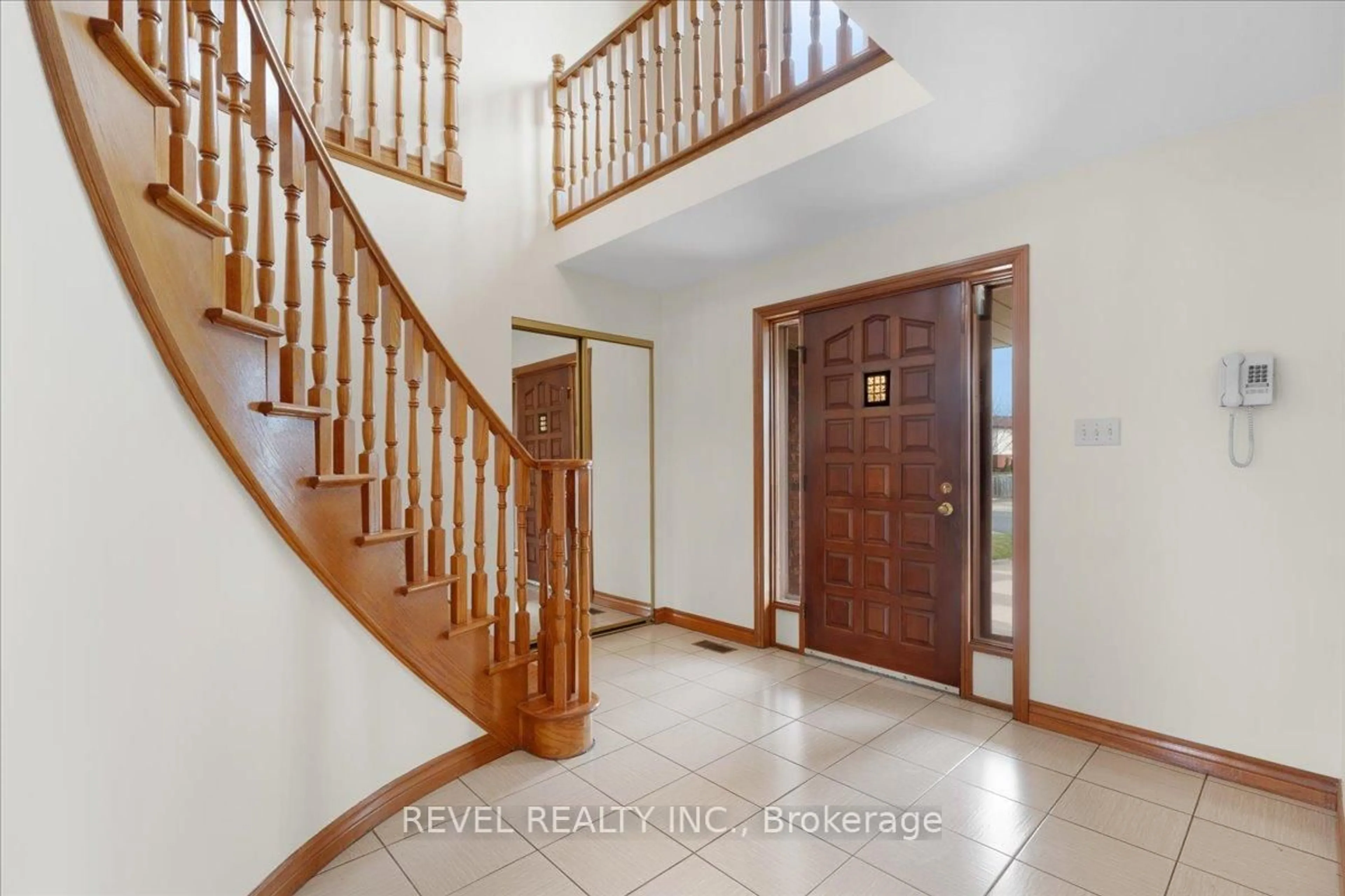 Indoor entryway for 18 Marcel Pl, Hamilton Ontario L9B 1W3