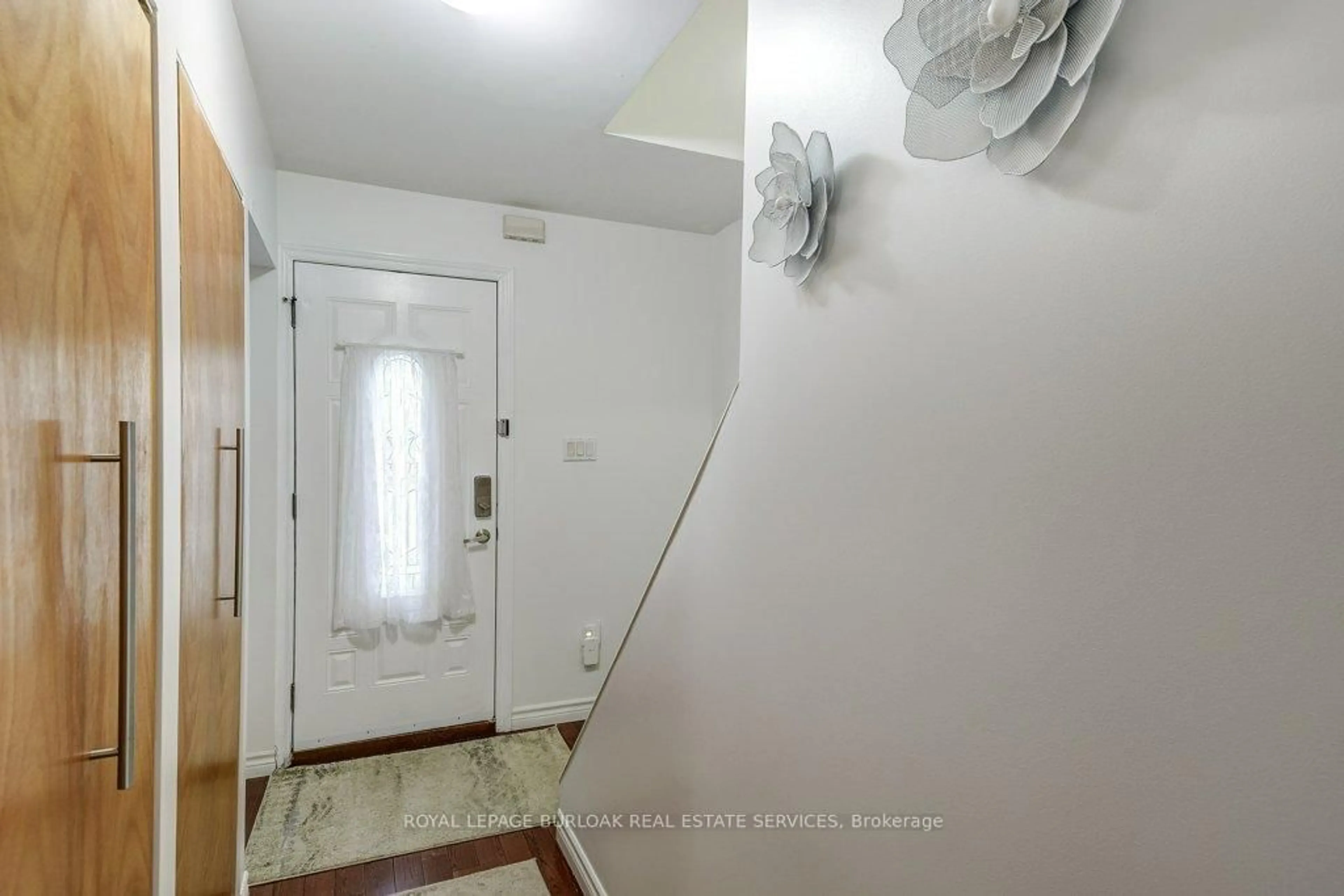 Indoor entryway for 1350 Limeridge Rd #18, Hamilton Ontario L8W 1L6