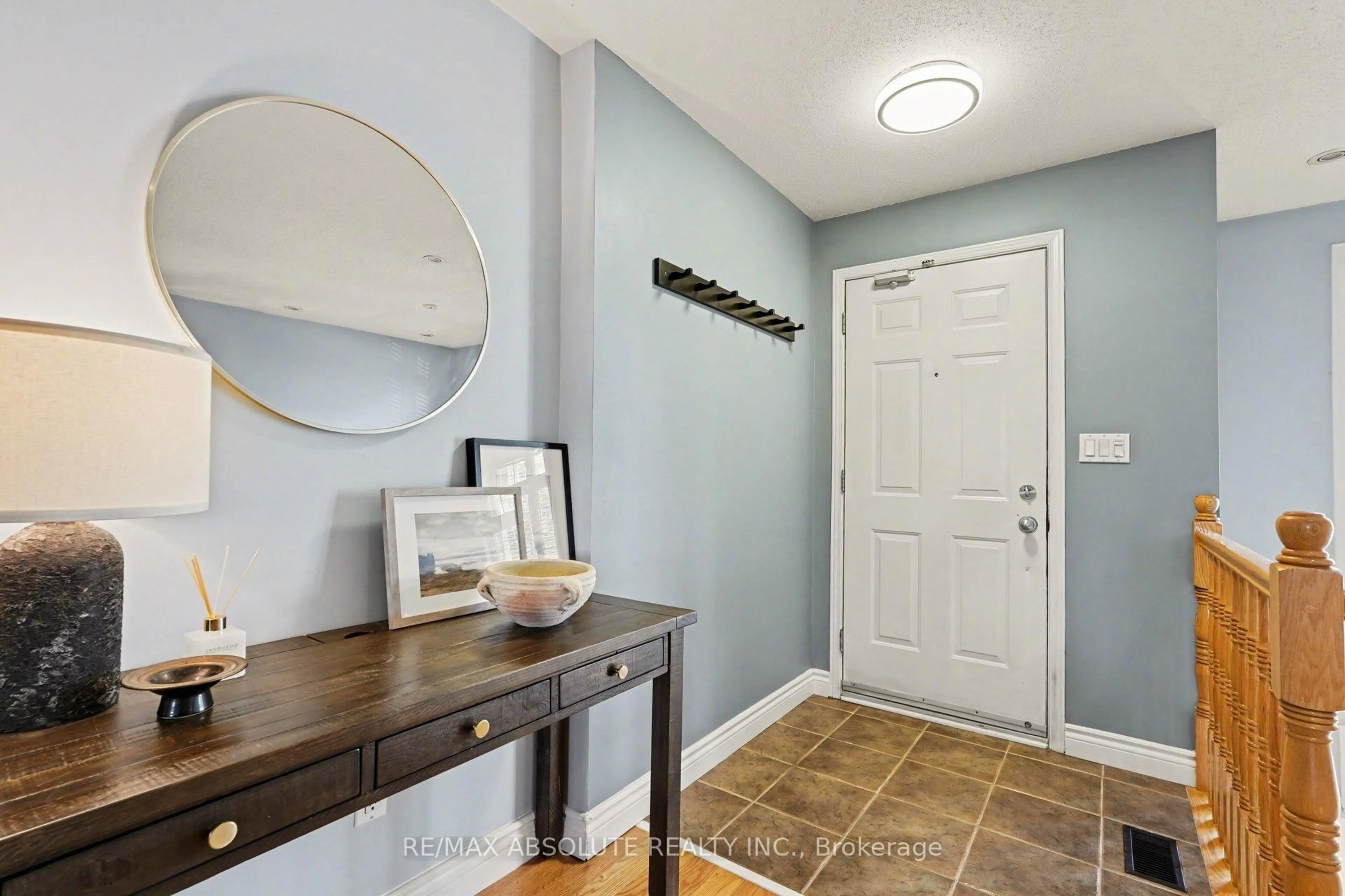 Indoor entryway for 1512 Walkley Rd #108, Ottawa Ontario K1V 2G7