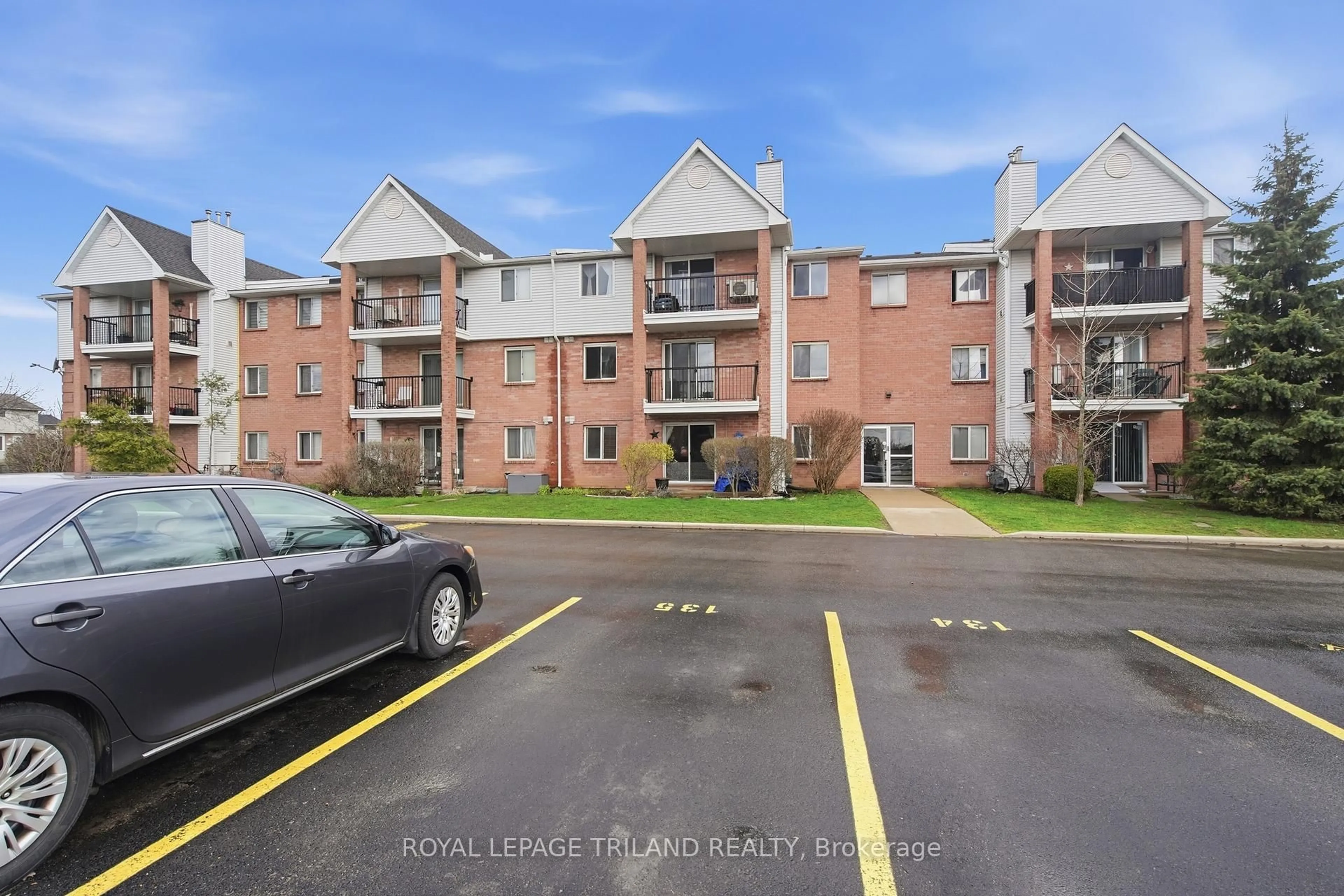 A pic from outside/outdoor area/front of a property/back of a property/a pic from drone, unknown for 1096 Jalna Blvd #135, London South Ontario N6E 3B8