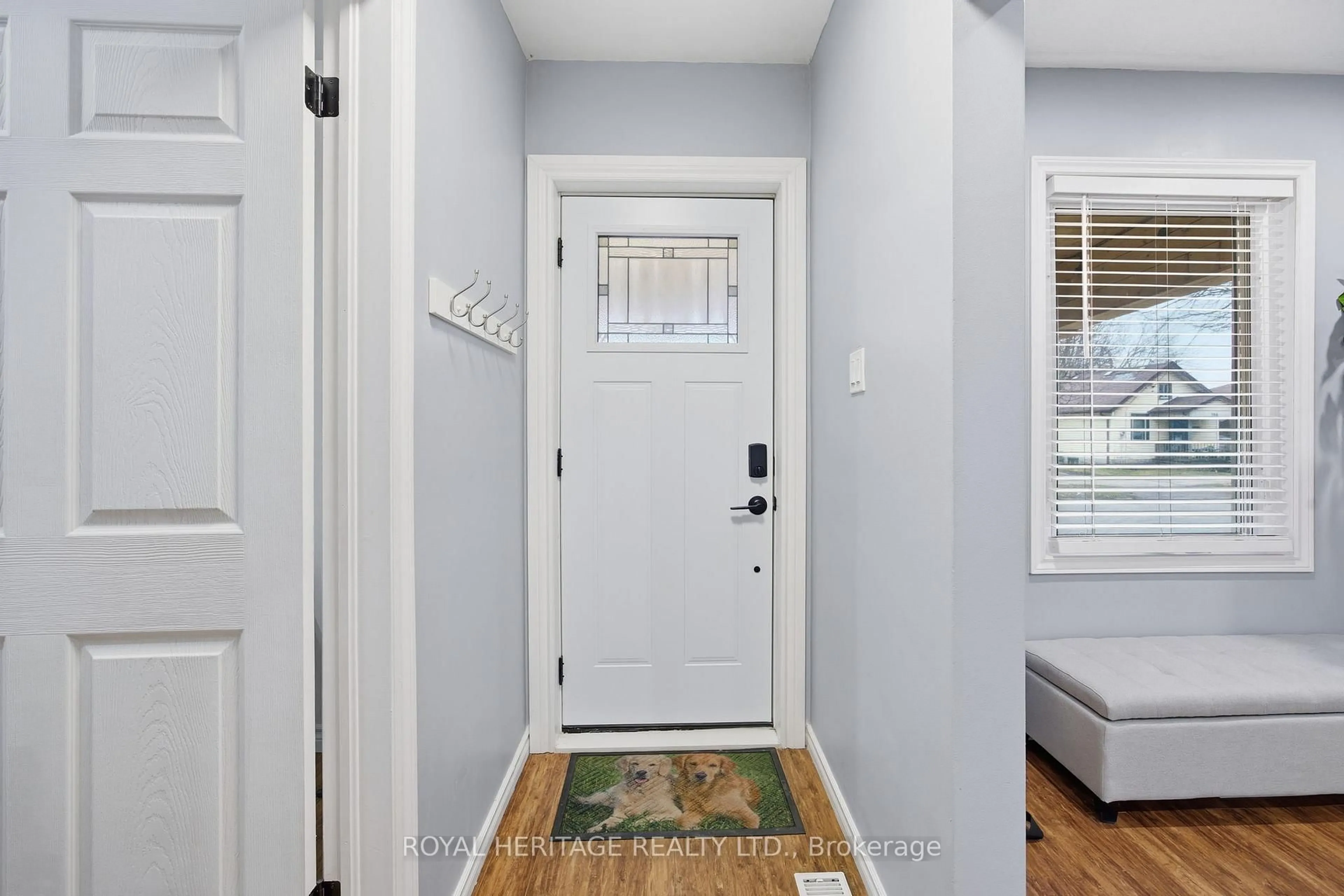 Indoor entryway for 395 Edison Ave, Peterborough Ontario K9J 4G4
