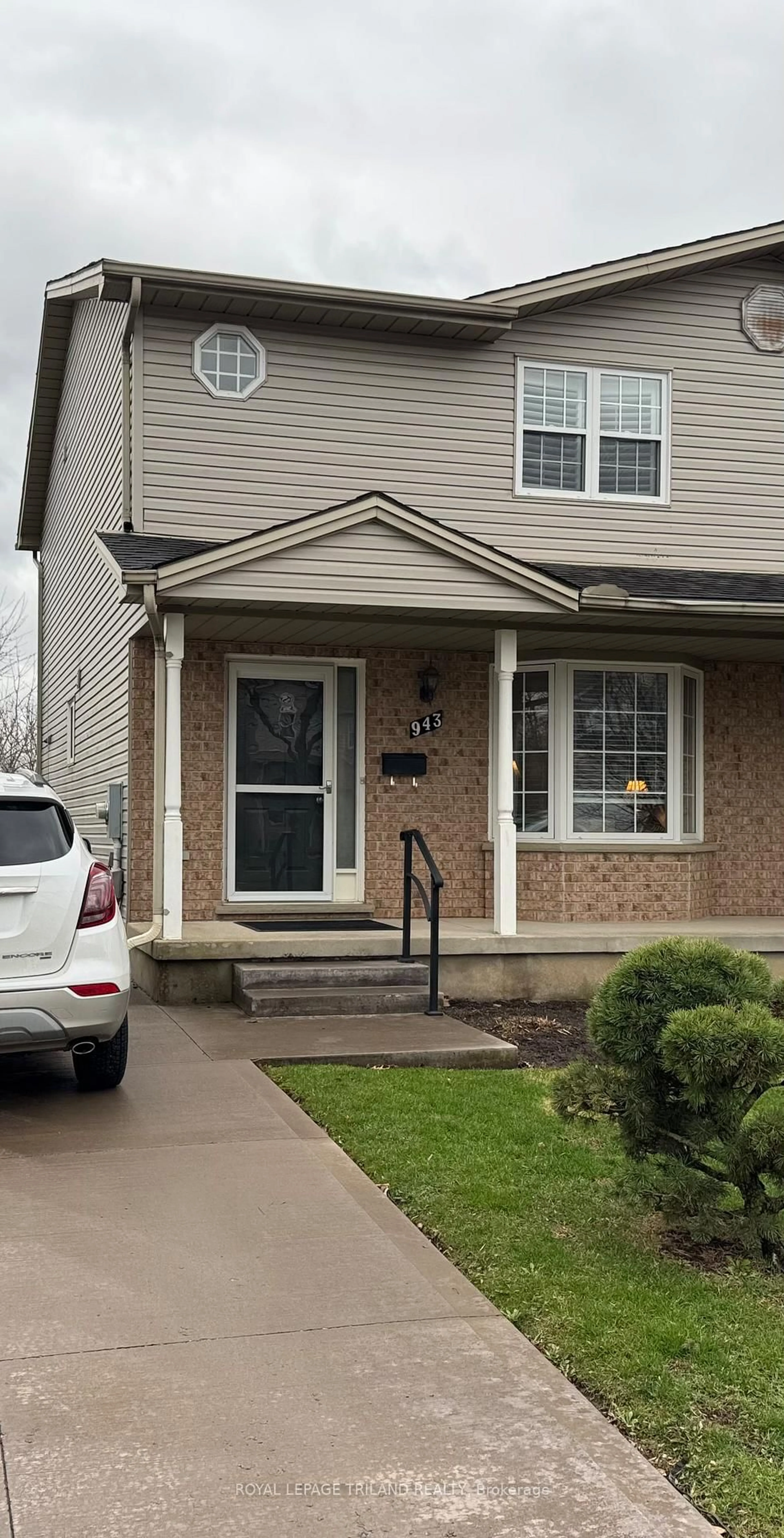 Home with vinyl exterior material, street for 943 Thistledown Way, London North Ontario N6G 4Z6