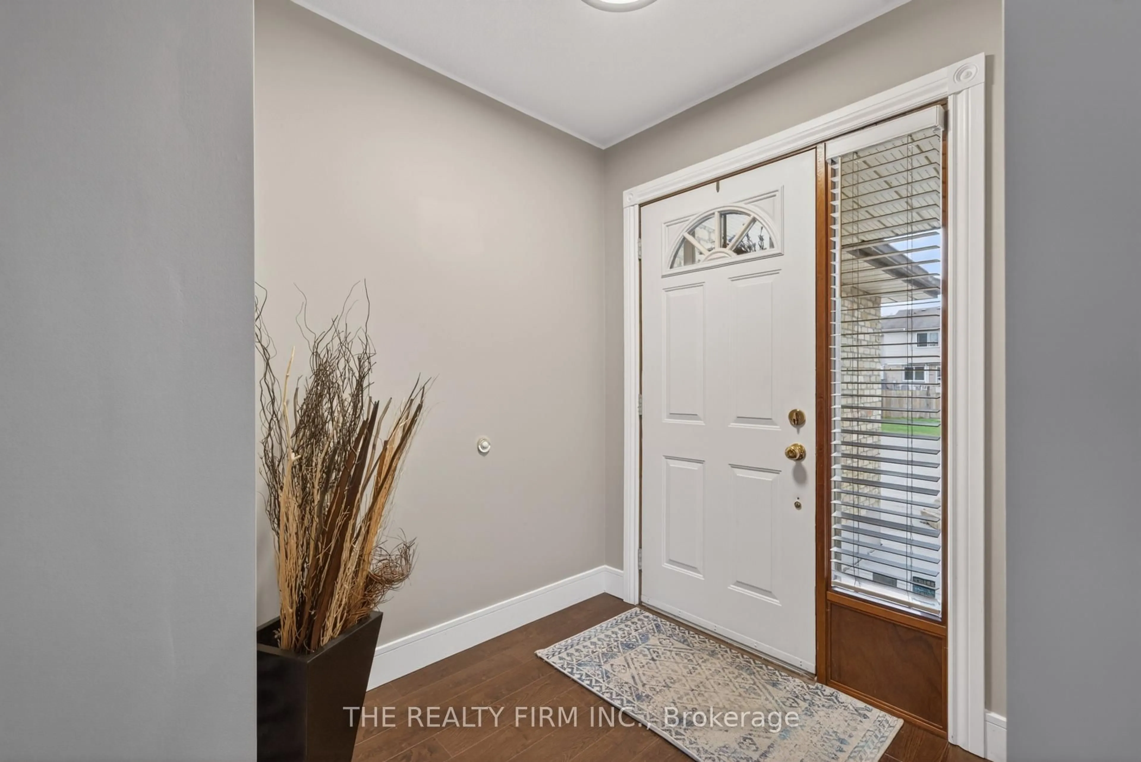 Indoor entryway for 25 La Mantia Ave, Strathroy-Caradoc Ontario N7G 3Z5