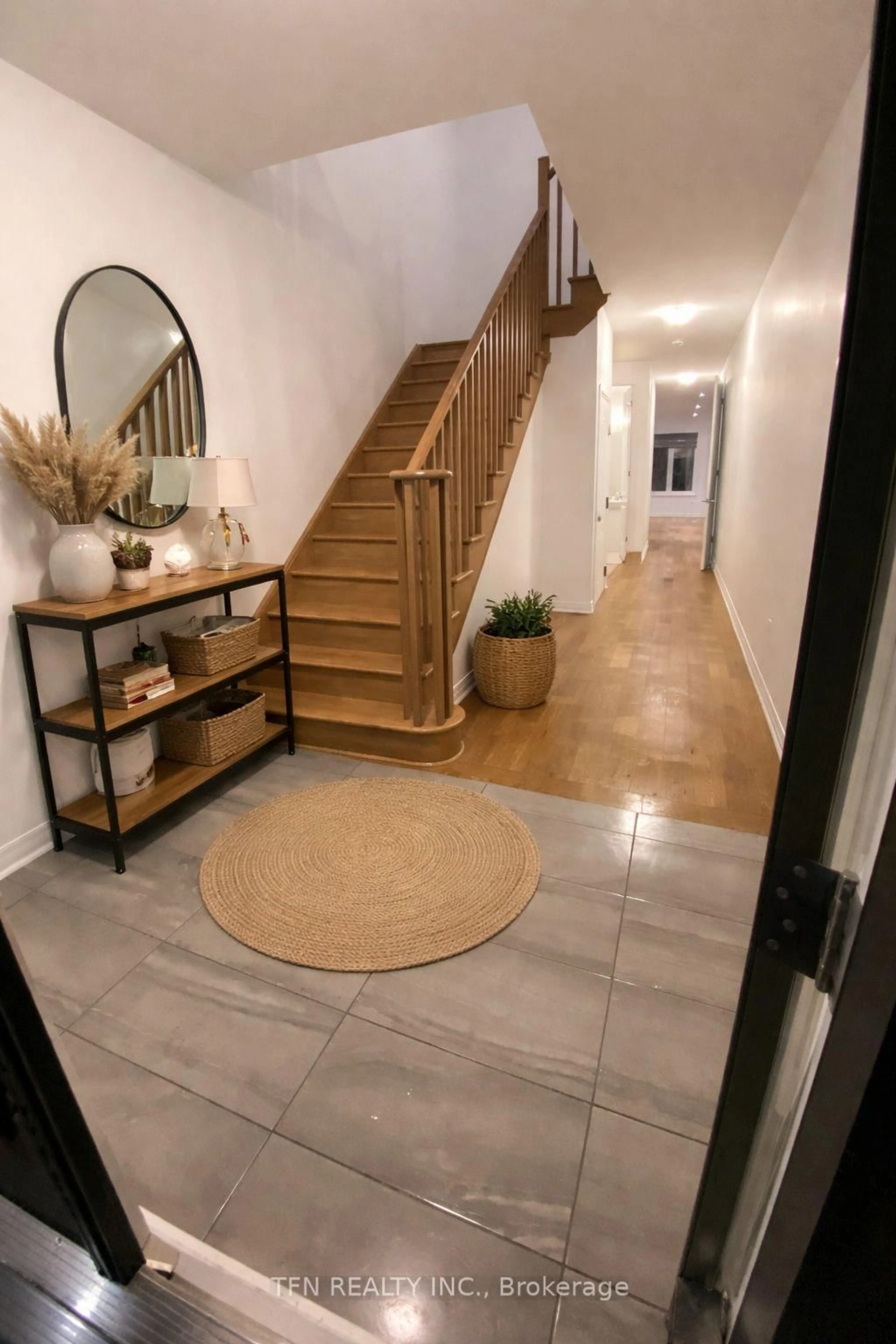 Indoor entryway for 199 Port Cres, Welland Ontario L3B 0N2