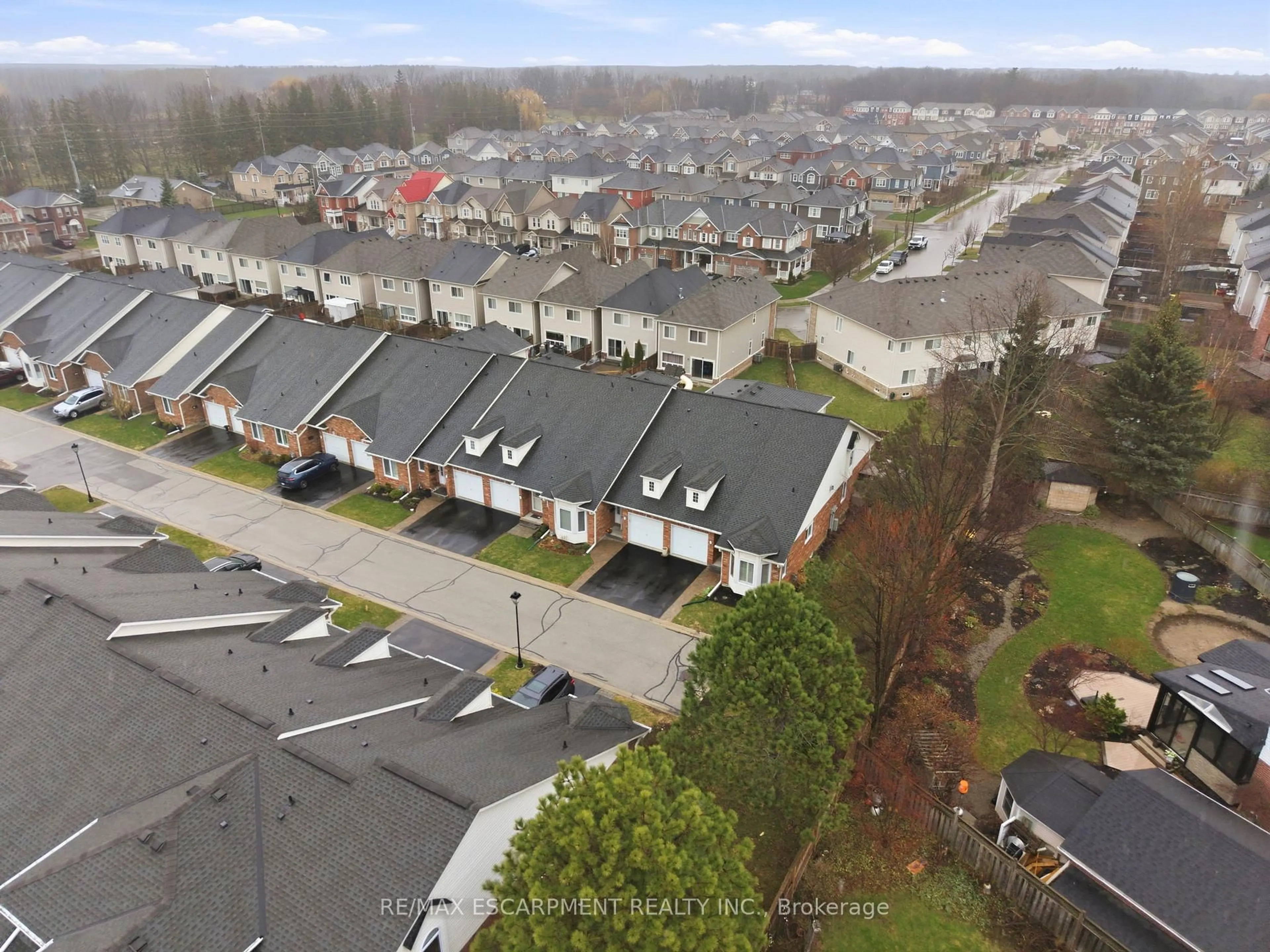 A pic from outside/outdoor area/front of a property/back of a property/a pic from drone, unknown for 222 Fellowes Cres #29, Hamilton Ontario L8B 0R1