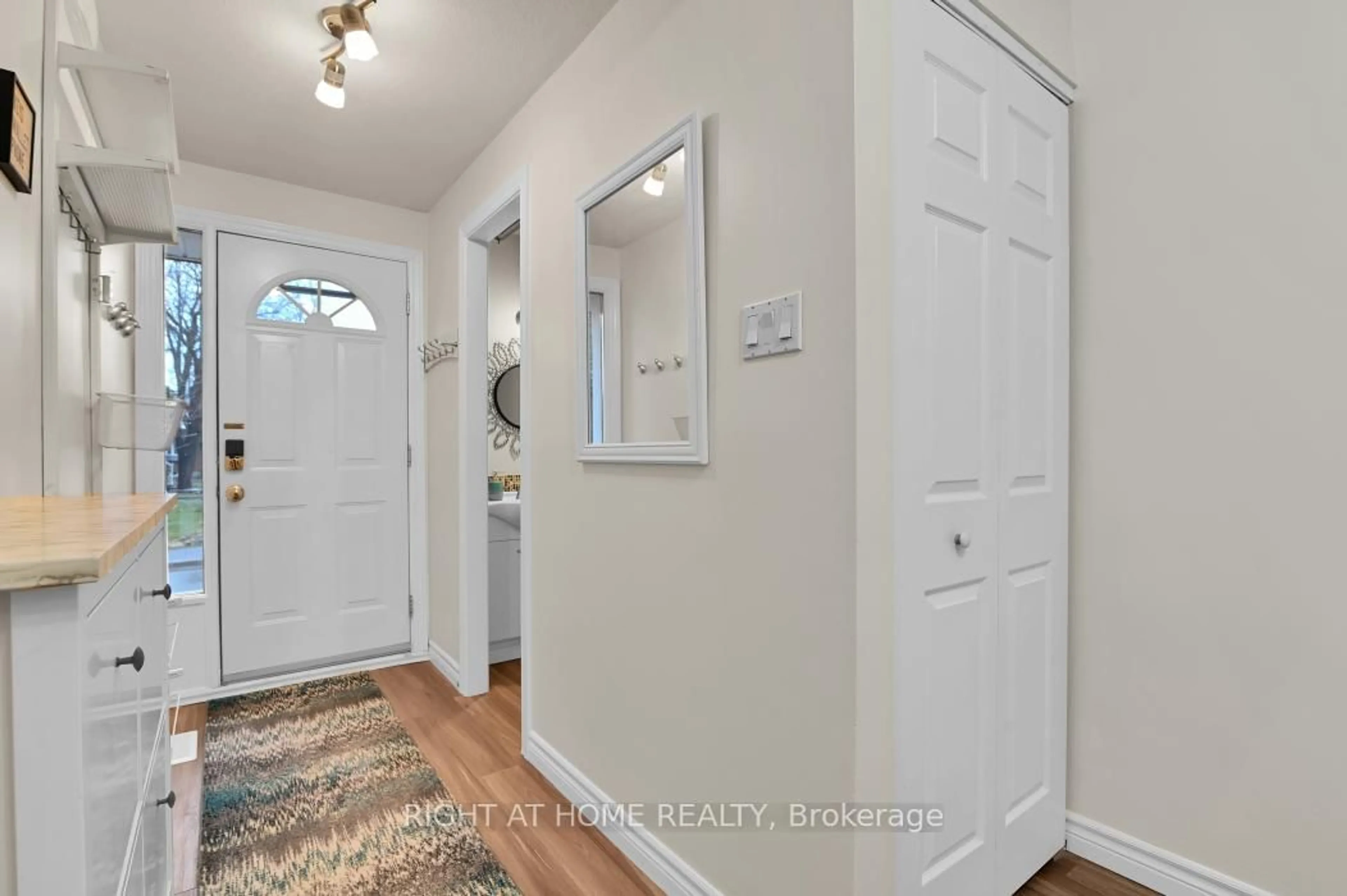 Indoor entryway for 1700 Lamoureux Dr #E, Orleans Ontario K1E 2N2