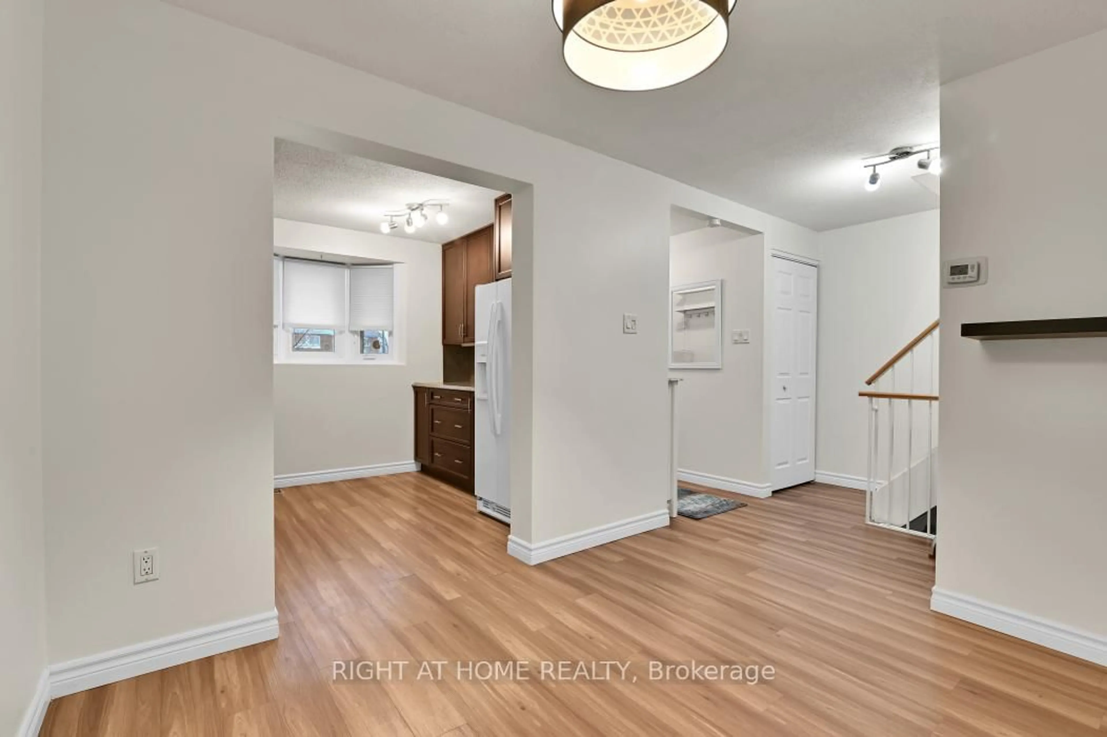 Indoor entryway for 1700 Lamoureux Dr #E, Orleans Ontario K1E 2N2