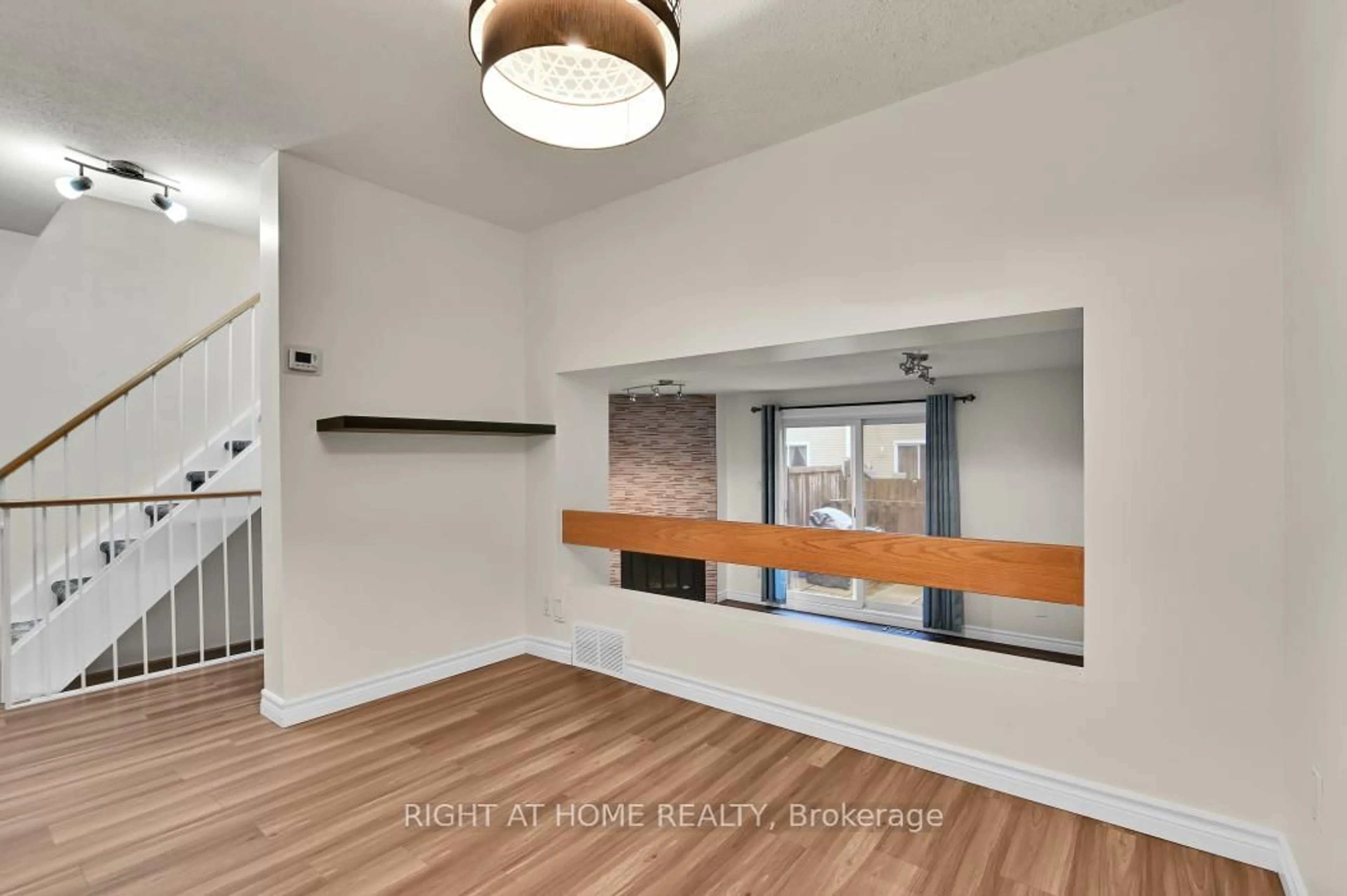 Indoor entryway for 1700 Lamoureux Dr #E, Orleans Ontario K1E 2N2